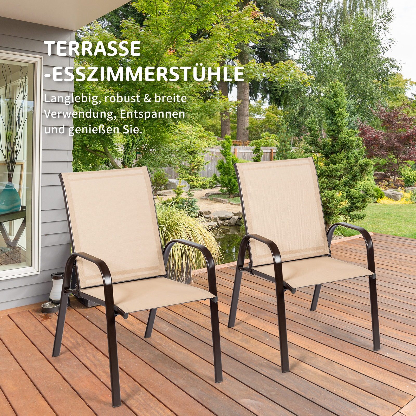 Zwei beige Gartenstühle auf einer Holzterrasse, mit See und Grün im Hintergrund.