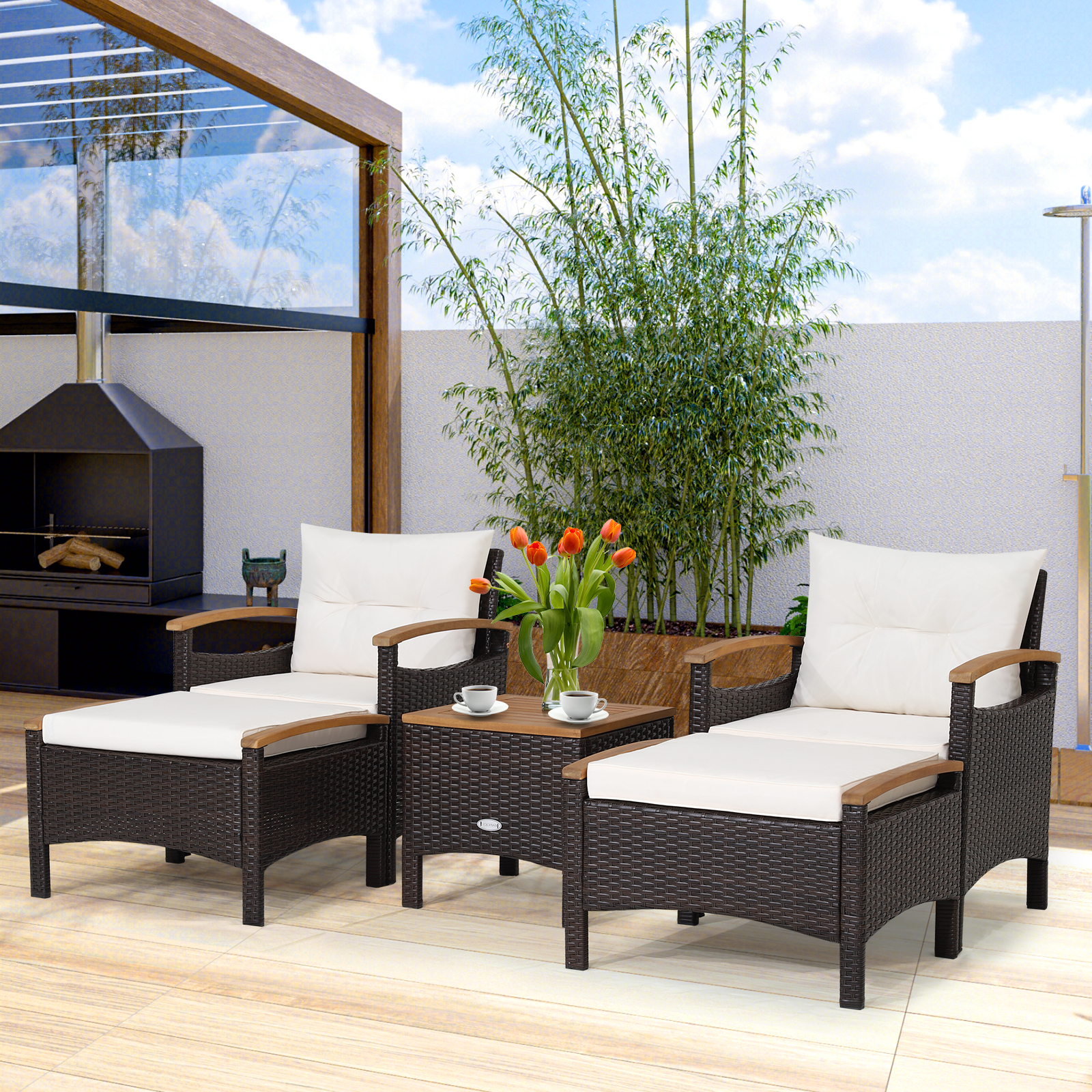 Terrassenmöbel-Set mit Kissen, Tisch und Blumen im Freien.