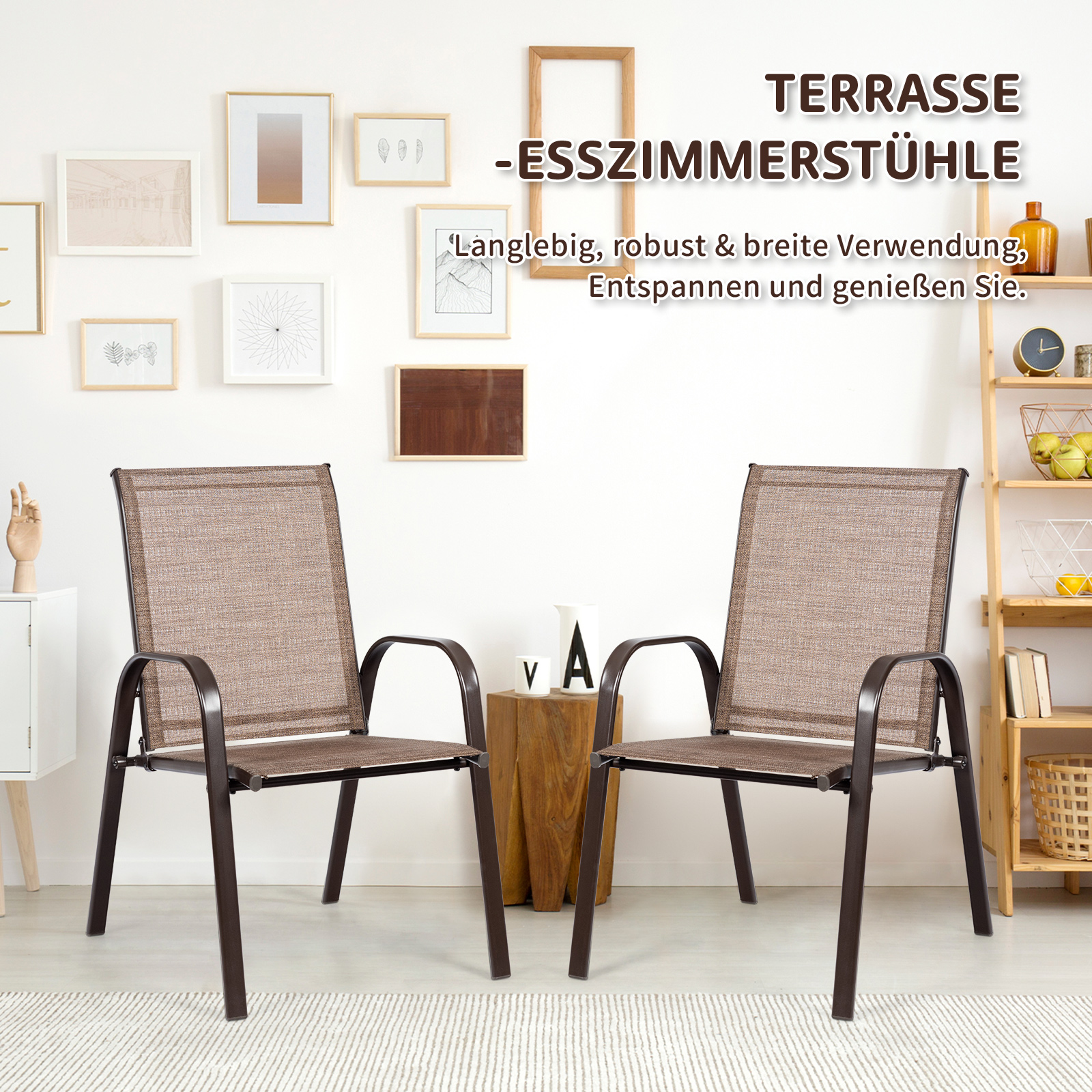 Zwei braune Stühle auf einer Terrasse. Hintergrund: Wand mit Bildern und Regal.