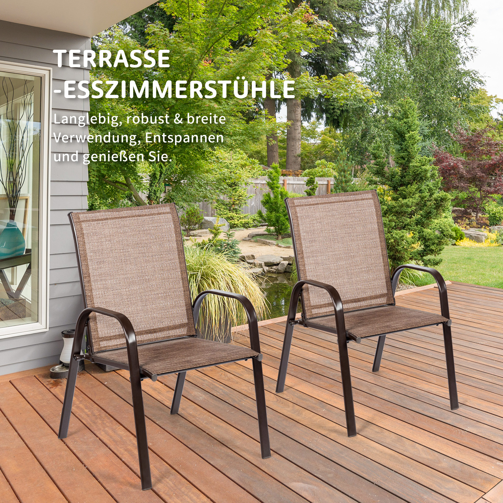 Zwei braune Stühle auf einer Holzterrasse. Grüne Bäume und ein Teich sind im Hintergrund zu sehen.