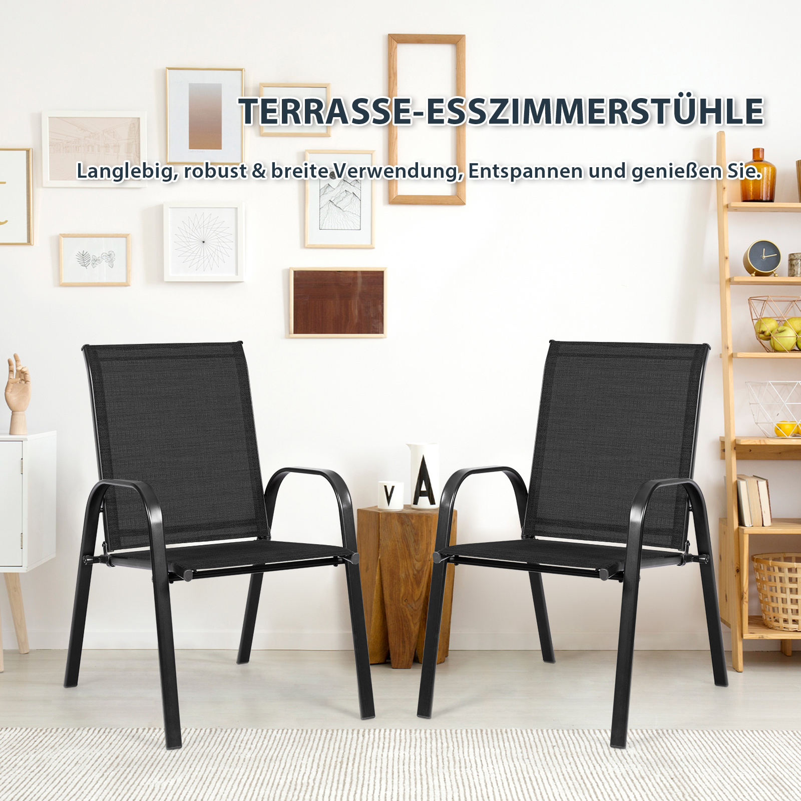 Zwei schwarze Outdoor-Stühle auf einer Terrasse mit einem hölzernen Beistelltisch.