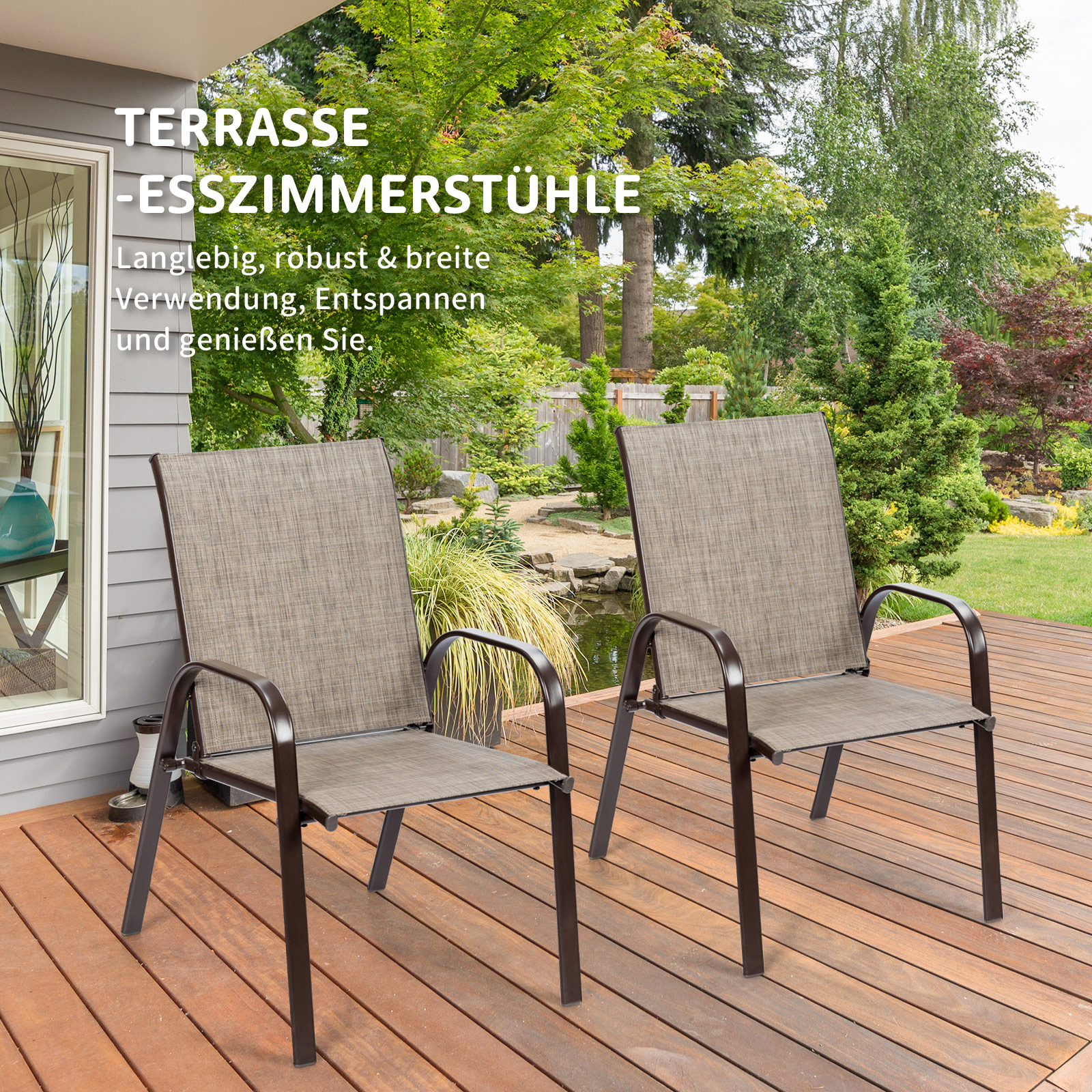 Zwei Gartenstühle auf einer Holzterrasse. Ein Teich und Bäume im Hintergrund.