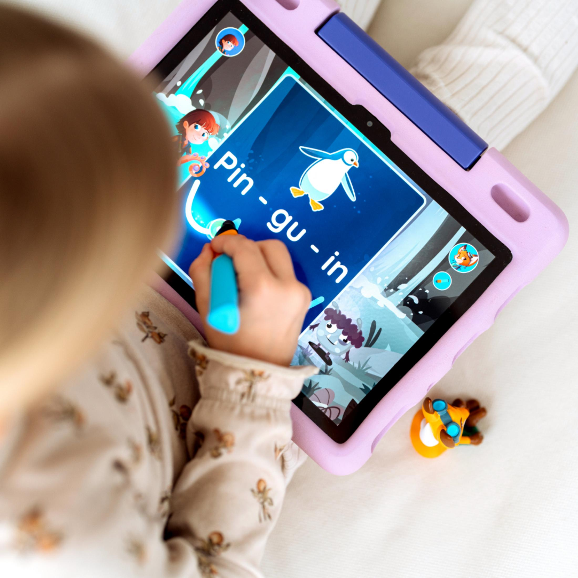 Ein Kind benutzt ein Tablet. Der Bildschirm zeigt einen Cartoon mit einem Pinguin und Text. Kind in hellem Raum.