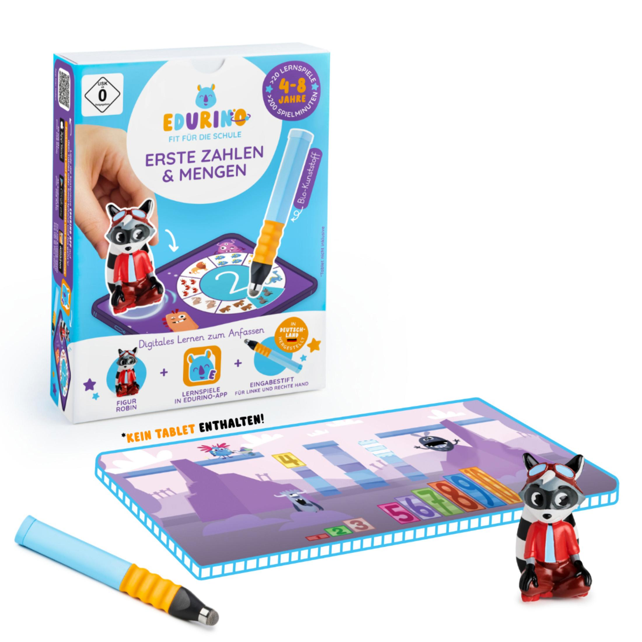 Eine Spielbox mit einer Waschbärfigur und einem Stift. Das Spiel beinhaltet ein Brett mit Zahlen.