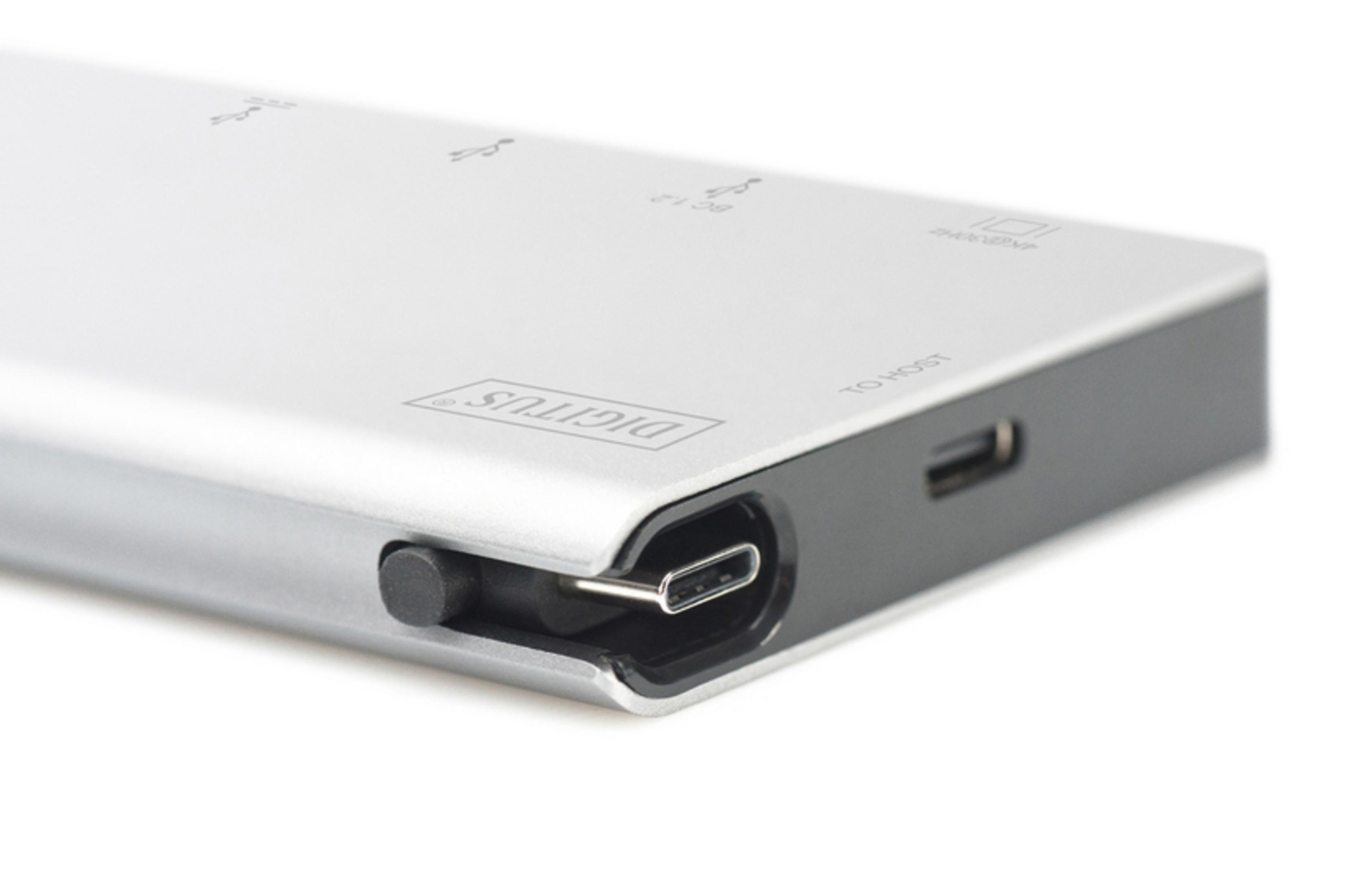 Primo piano di un dispositivo argentato e rettangolare. Una porta USB-C è aperta. Testo sul dispositivo.