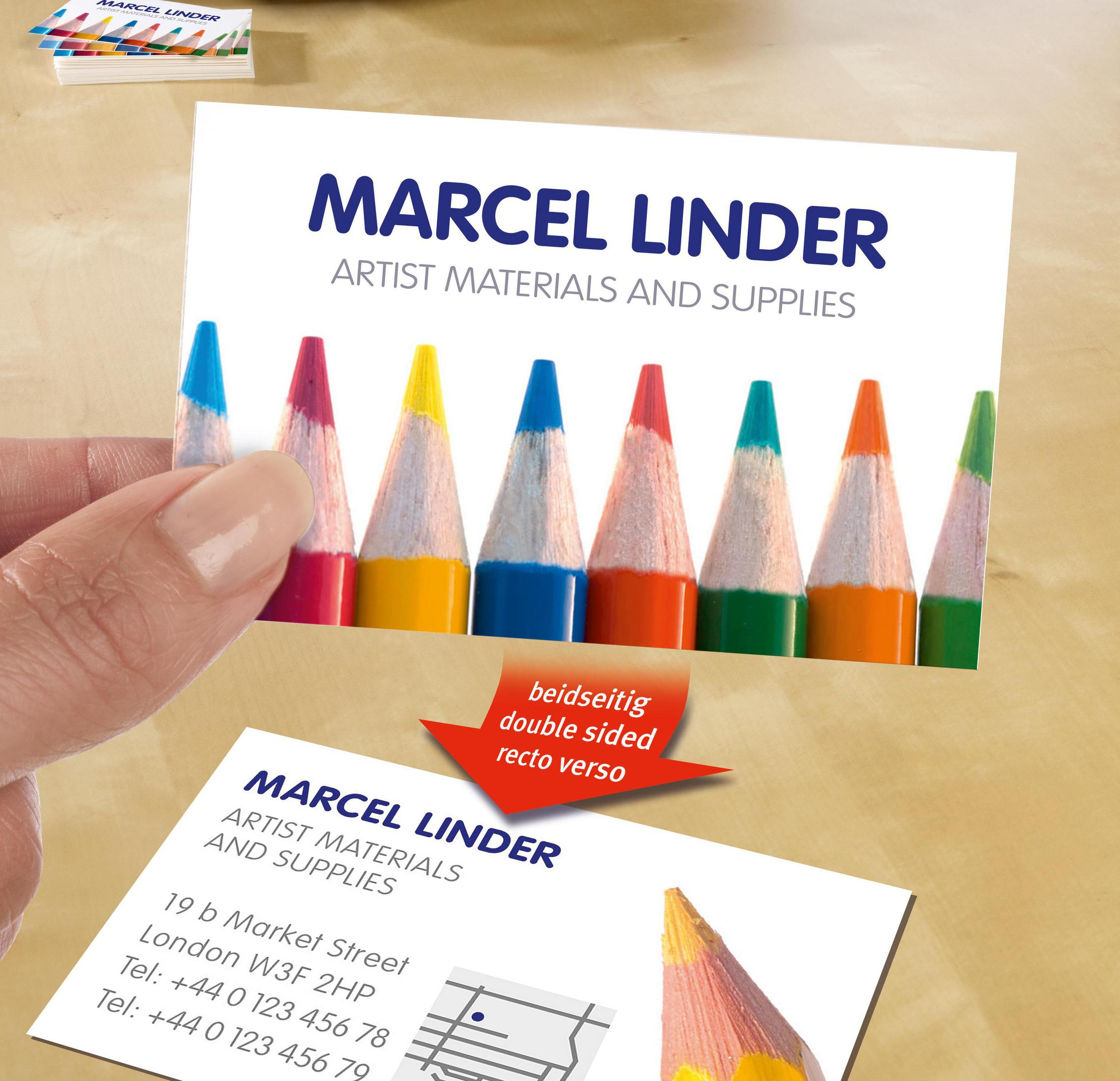 Visitenkarten mit Bleistiften. Eine Karte liest 'MARCEL LINDER'. Roter Pfeil zeigt auf 'doppelseitig'.