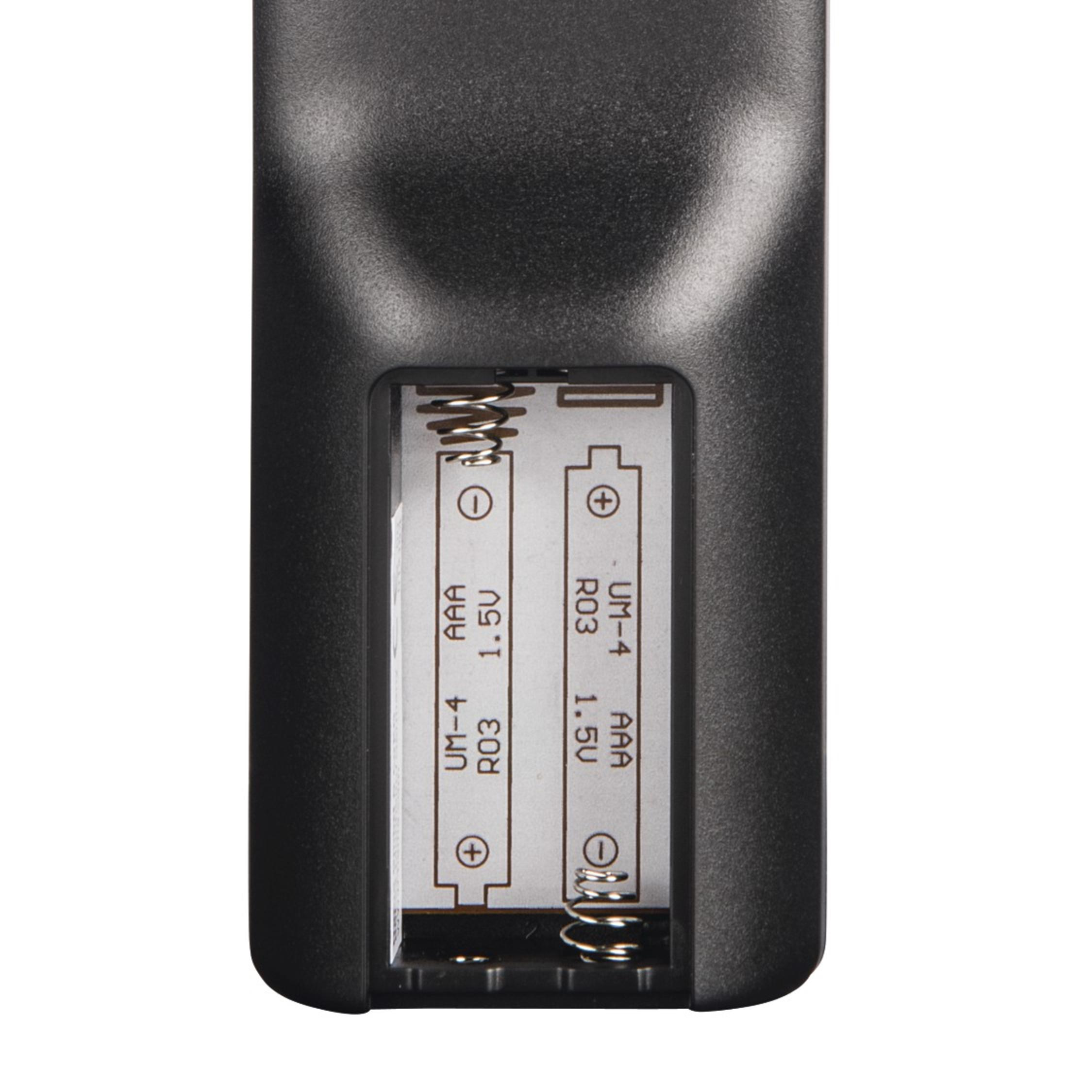 Tył czarnego pilota. Otwarta komora baterii z dwiema bateriami AAA w środku.