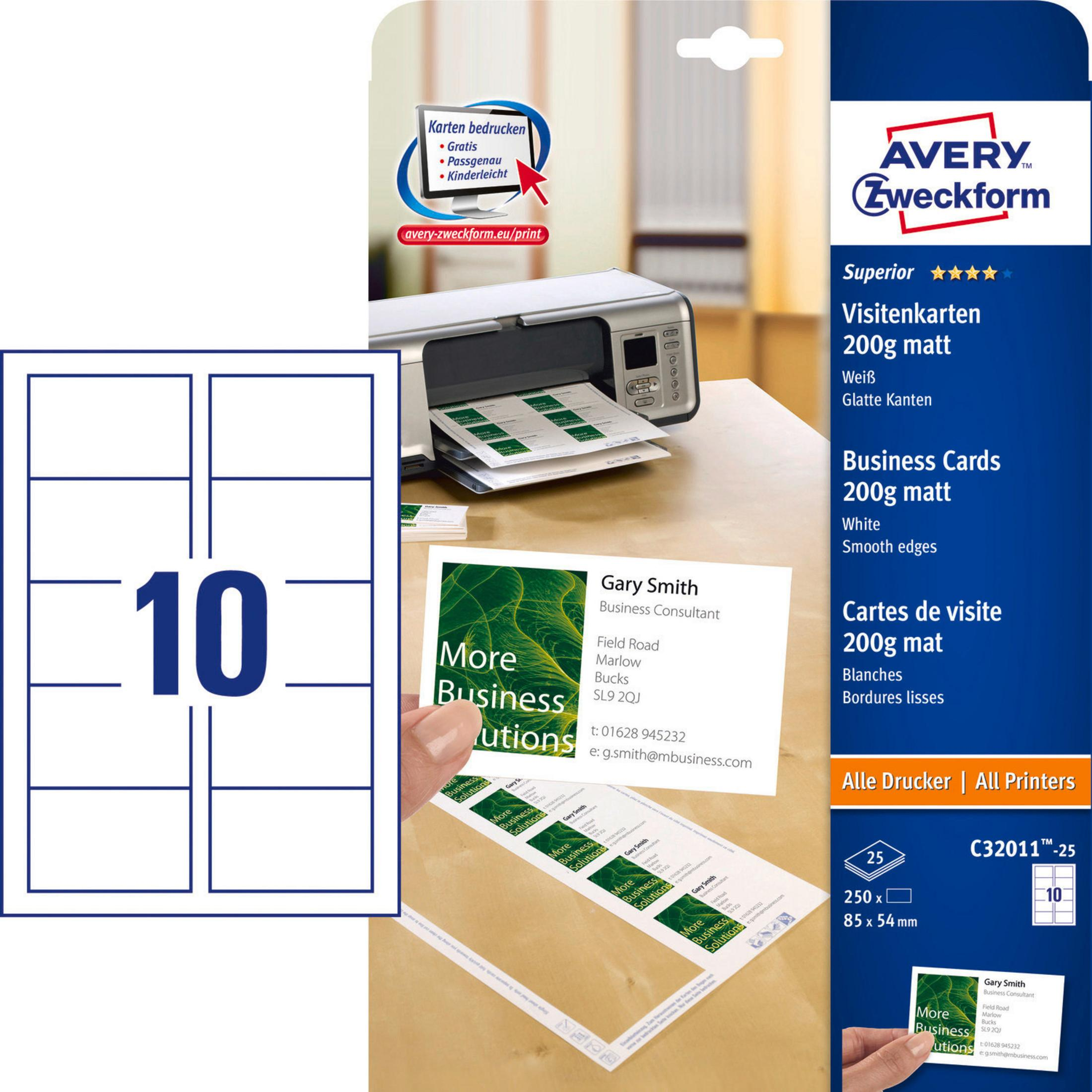 Visitenkarten in einem Drucker und auf einem Tisch. Karten mit Text und Logo sichtbar.