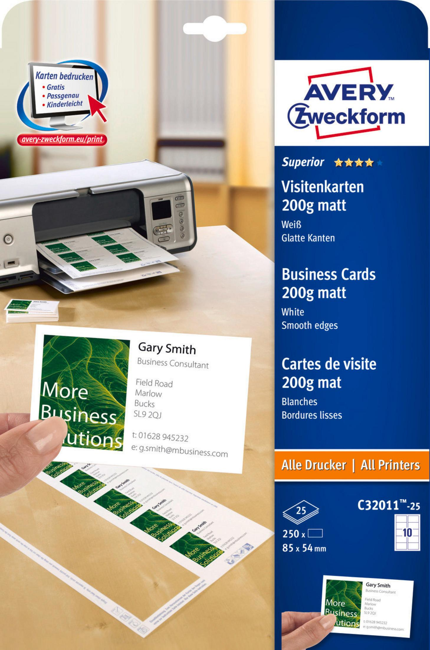 Avery Visitenkarten-Druckset mit einem Drucker, der Karten druckt. Die Karte in der Hand sagt 'More Business'.