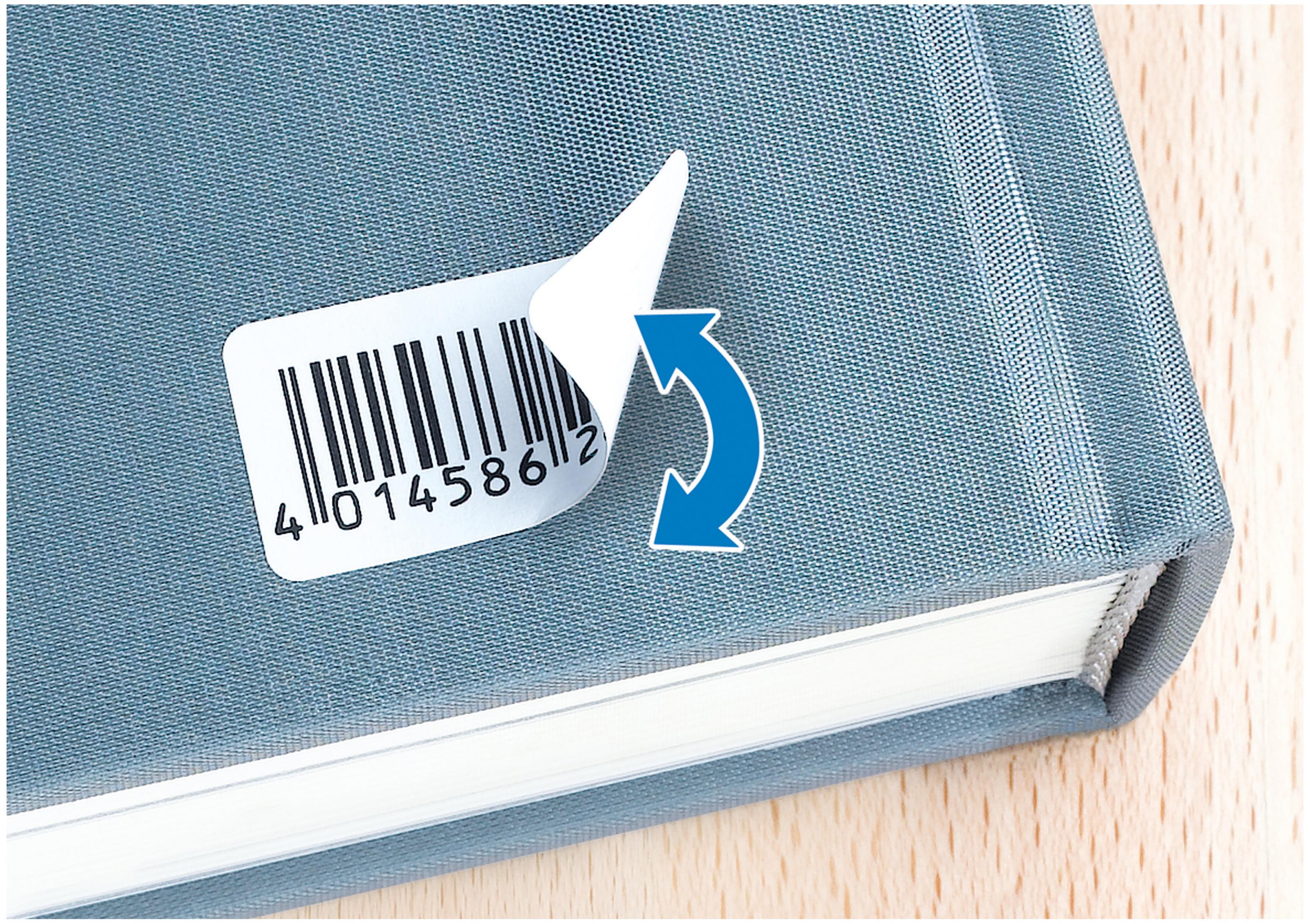 Ein Barcode-Etikett wird von einem Buch abgezogen. Ein blauer Pfeil zeigt die Aktion.
