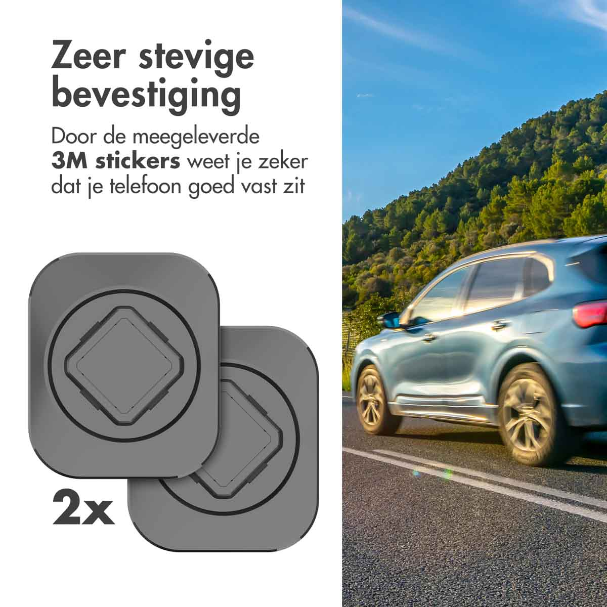 Twee grijze stickers, een auto rijdt. Blauwe lucht en landschap op de achtergrond.