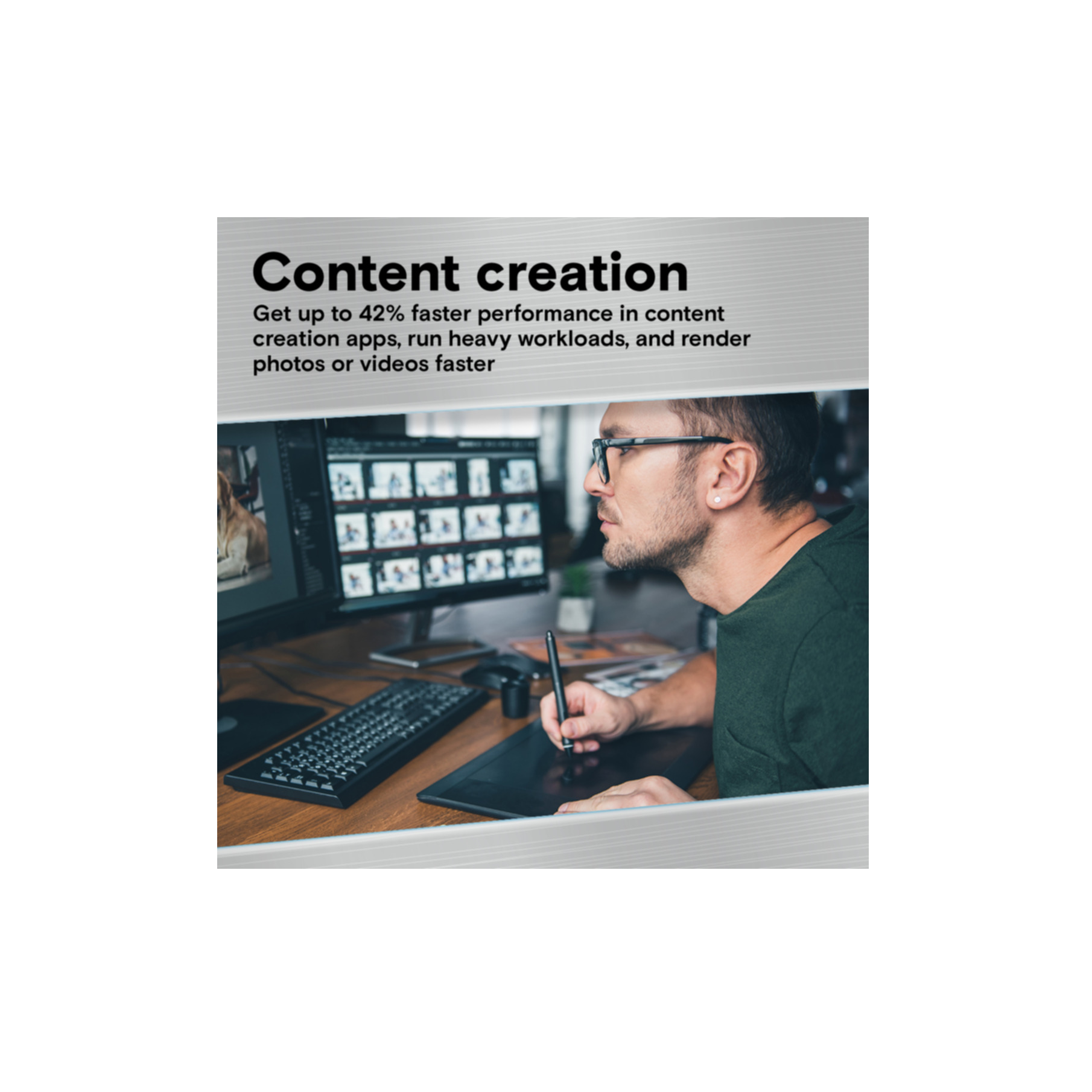 Mężczyzna pracuje na komputerze. Widoczna klawiatura, monitor i pióro.