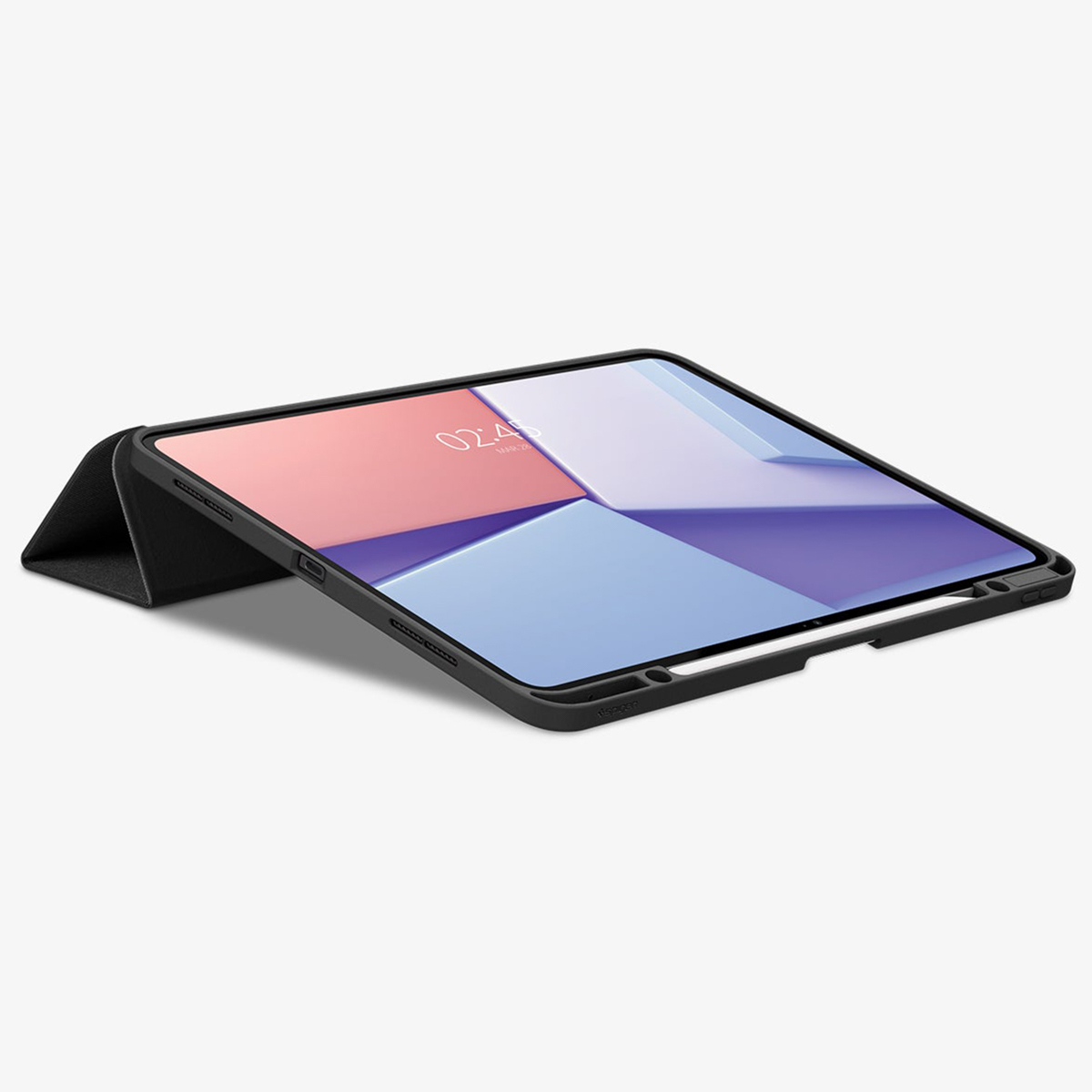 Tablette dans un étui noir, ouverte. La tablette affiche l'écran. Sur fond blanc.