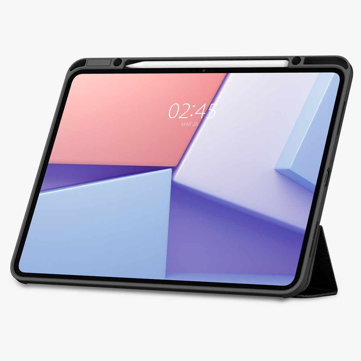 Étui de tablette noir avec tablette à l'intérieur, affichant l'heure. Un stylet blanc est également visible.