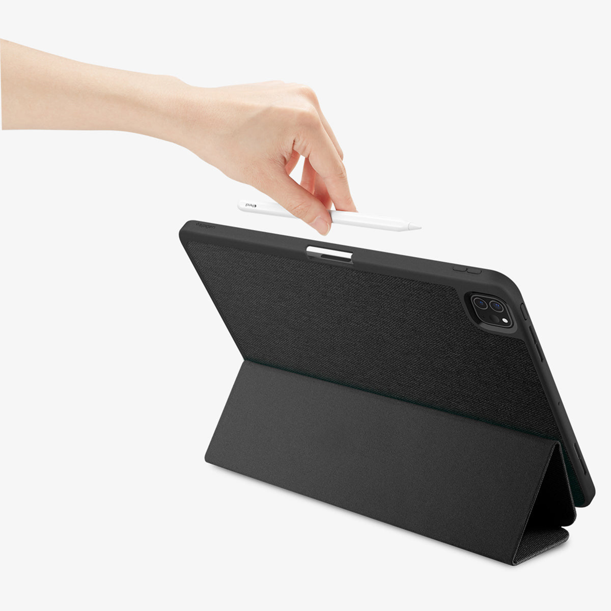 Étui de tablette noir avec un stylo. Une main pose le stylo près de la tablette.