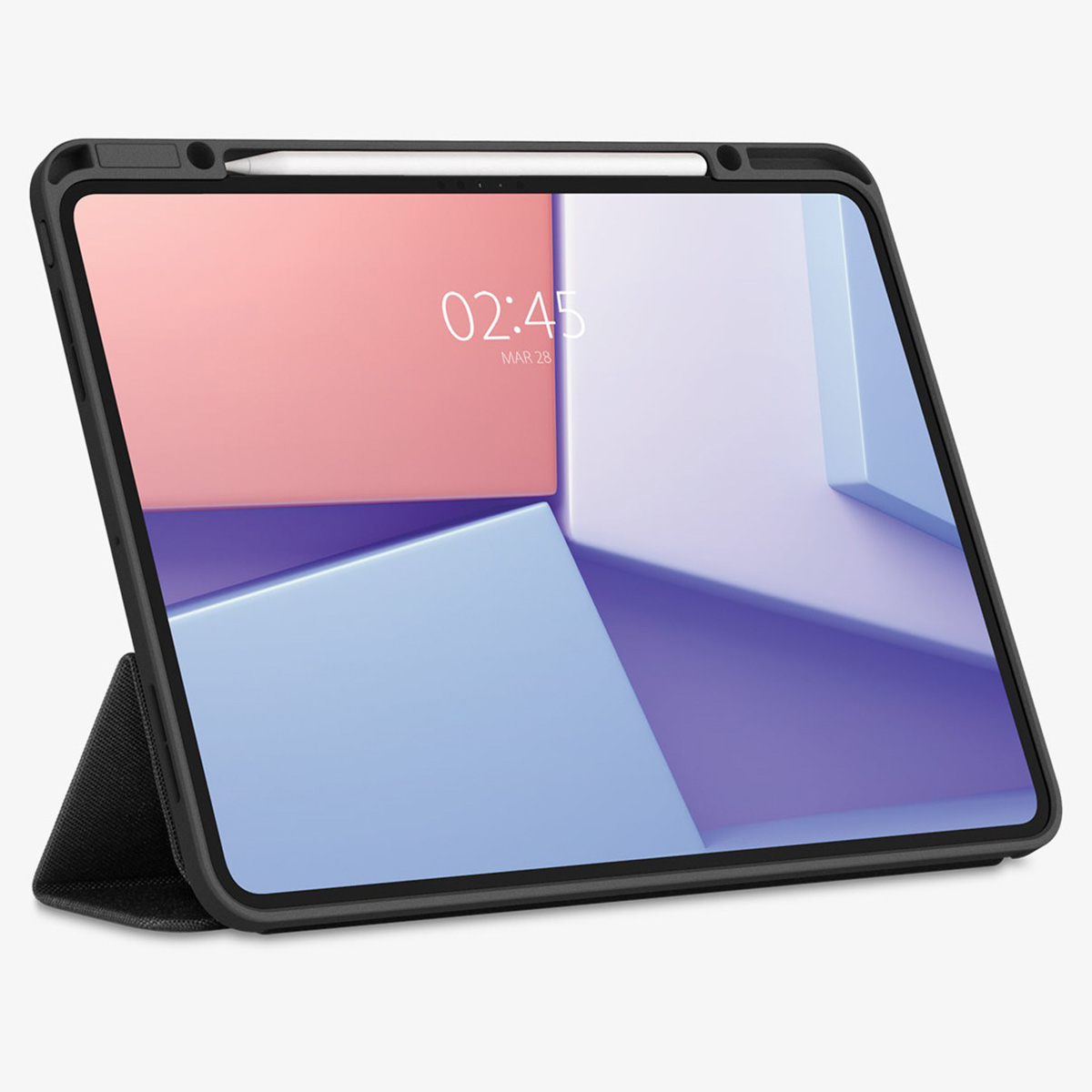Tablette dans un étui noir, avec un stylet blanc. L'écran affiche une horloge et un fond abstrait.