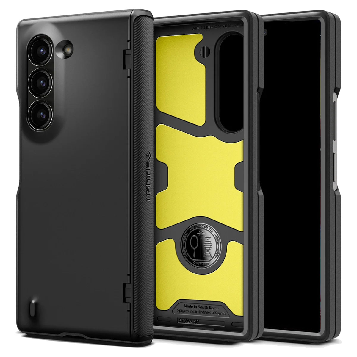 Une coque de téléphone noire avec un intérieur jaune. La coque est composée de trois parties et a un design robuste.