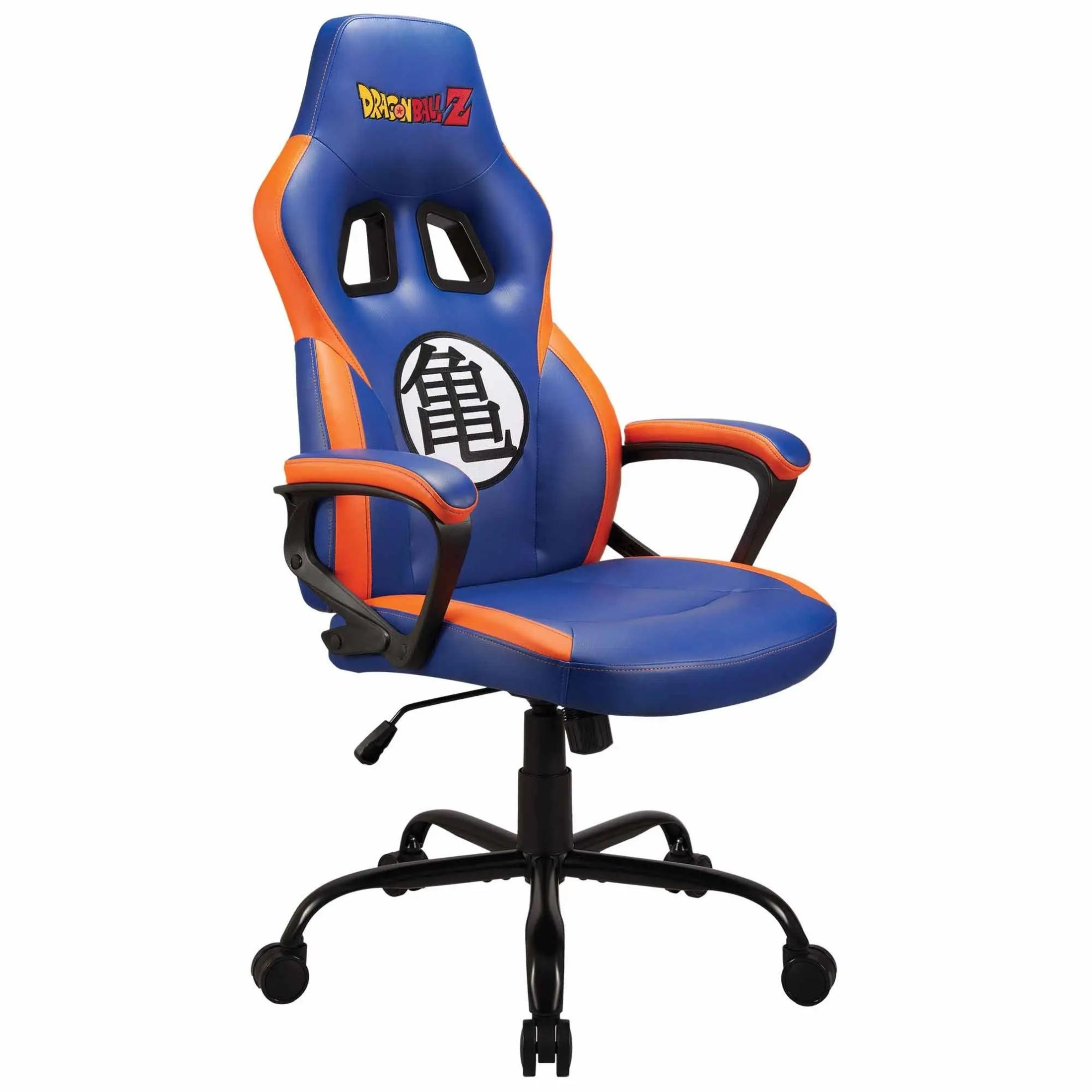 Blau-oranger Dragon Ball Z Gaming-Stuhl. Logo auf der Rückseite. Schwarze Basis und Rollen. Weißer Hintergrund.