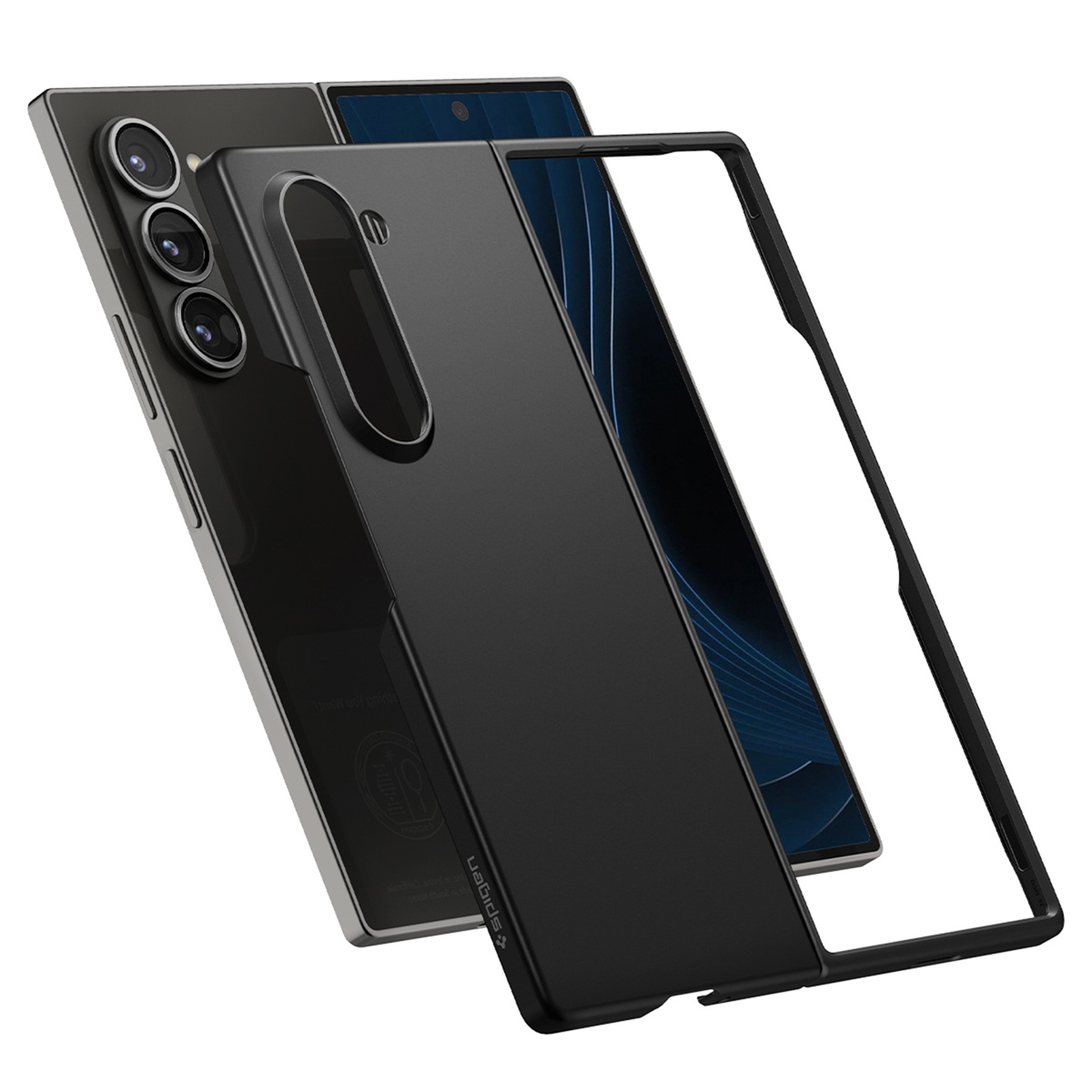 Una custodia nera per telefono, tre telefoni, uno con la custodia. Custodia nera con sezione fotocamera, sfondo bianco.