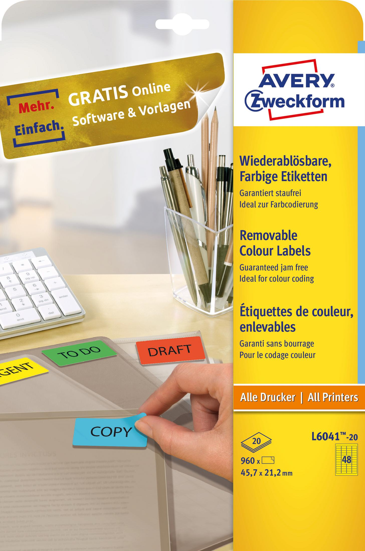 Eine Hand platziert ein blaues 'COPY'-Etikett. Andere Etiketten und Büromaterialien liegen auf einem Schreibtisch.