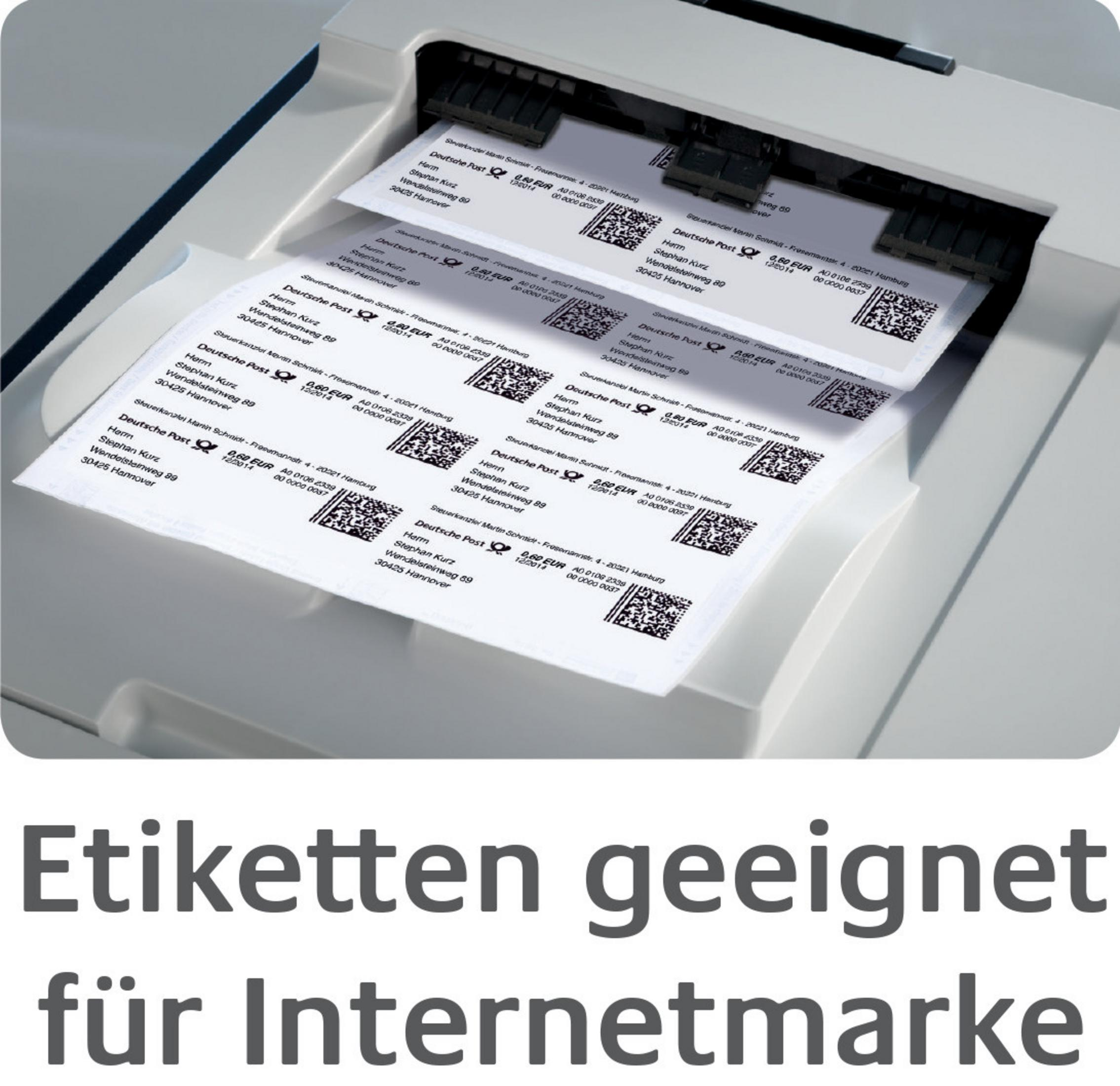 Ein Drucker, der Etiketten druckt. Text: Etiketten geeignet für Internetmarken.