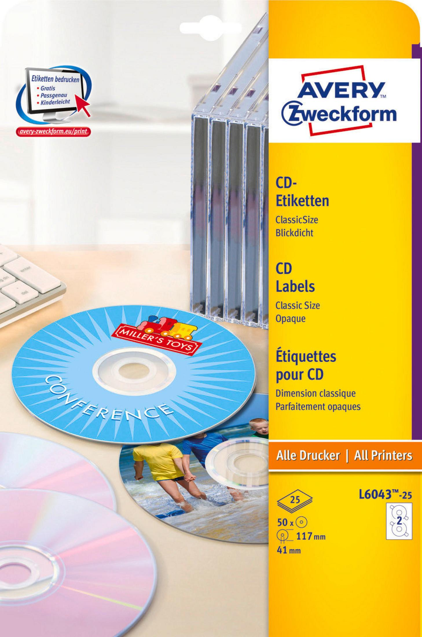 CD-Etiketten und CDs mit Text, Tastatur auf einem Holzschreibtisch mit Verpackung.