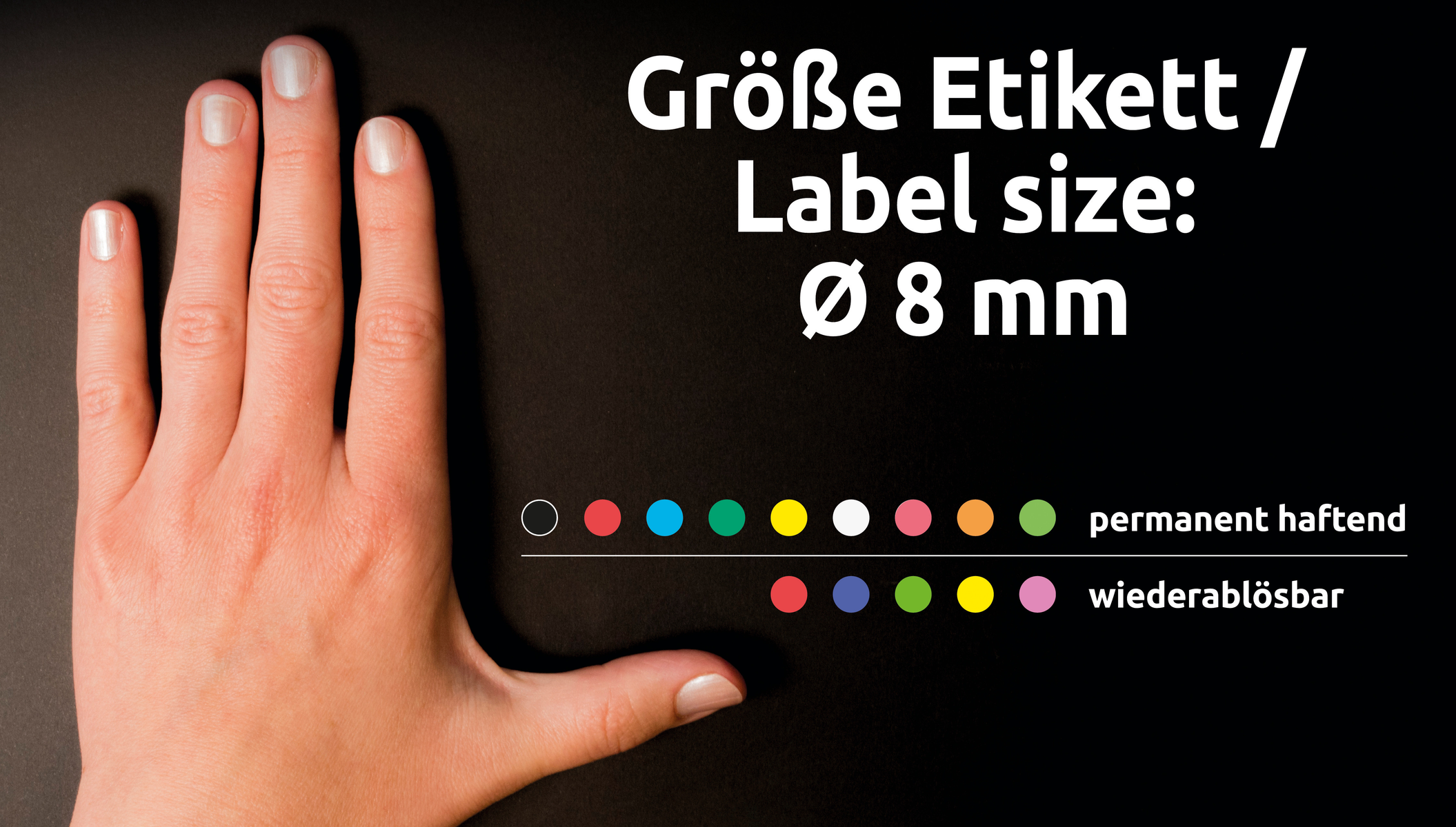 Hand mit Etikettengrößentabelle. Hand neben farbigen Punkten.