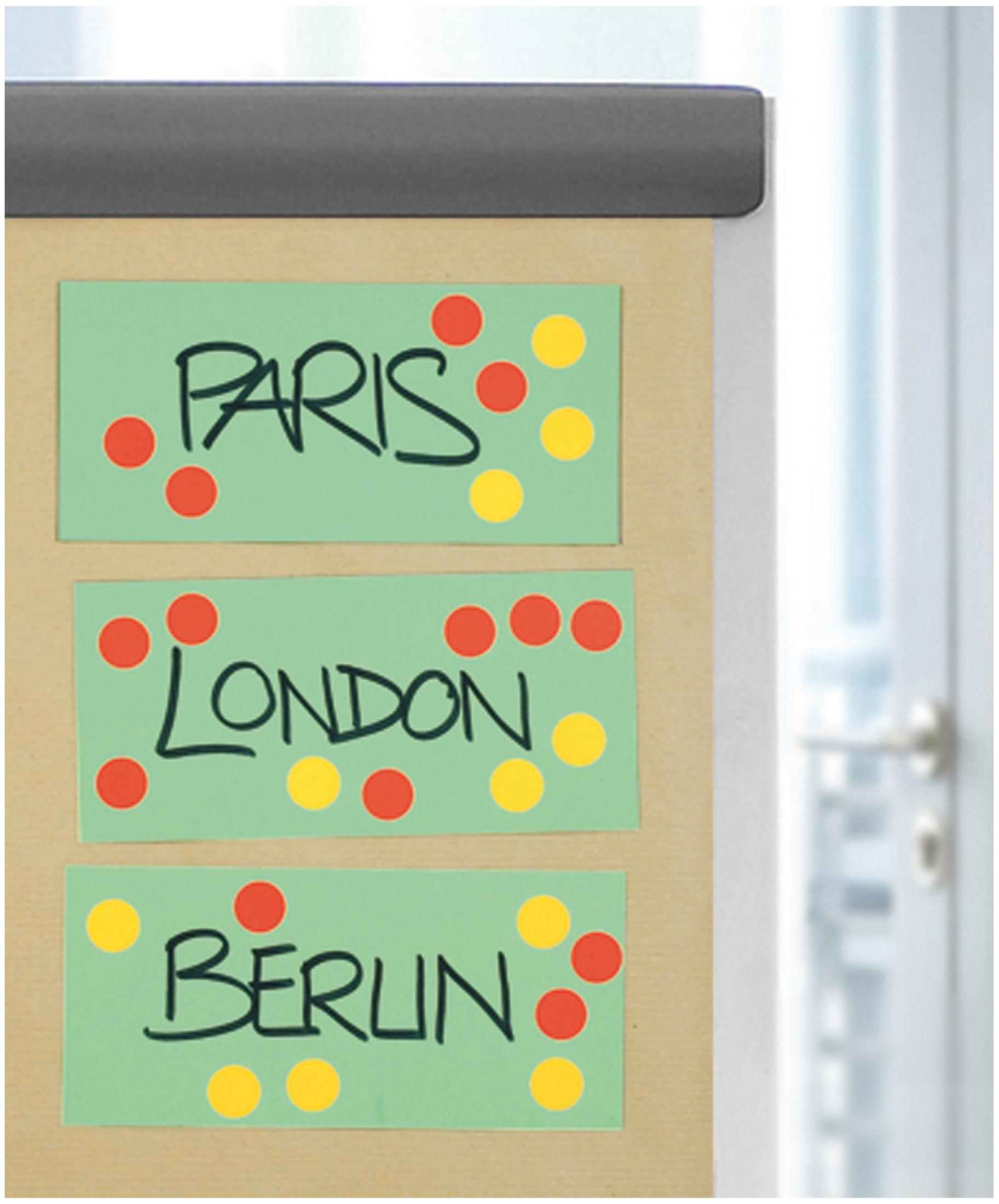 Drei grüne Rechtecke mit den Wörtern PARIS, LONDON, BERLIN und roten/gelben Punkten. Beiger Hintergrund.