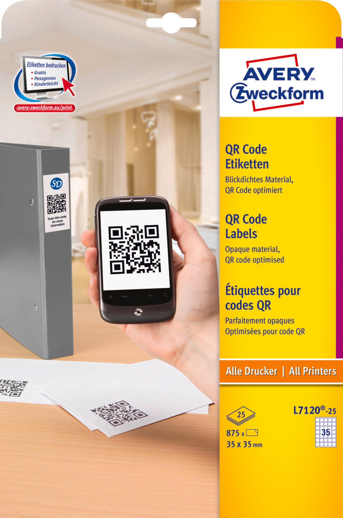 Eine Hand hält ein Telefon mit einem QR-Code, mit QR-Codes und Etiketten auf einem Schreibtisch.