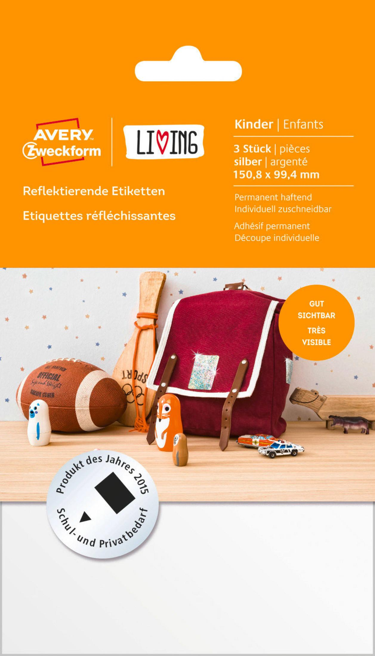 Schultasche mit reflektierenden Etiketten, einem Fußball und anderem Schulmaterial.