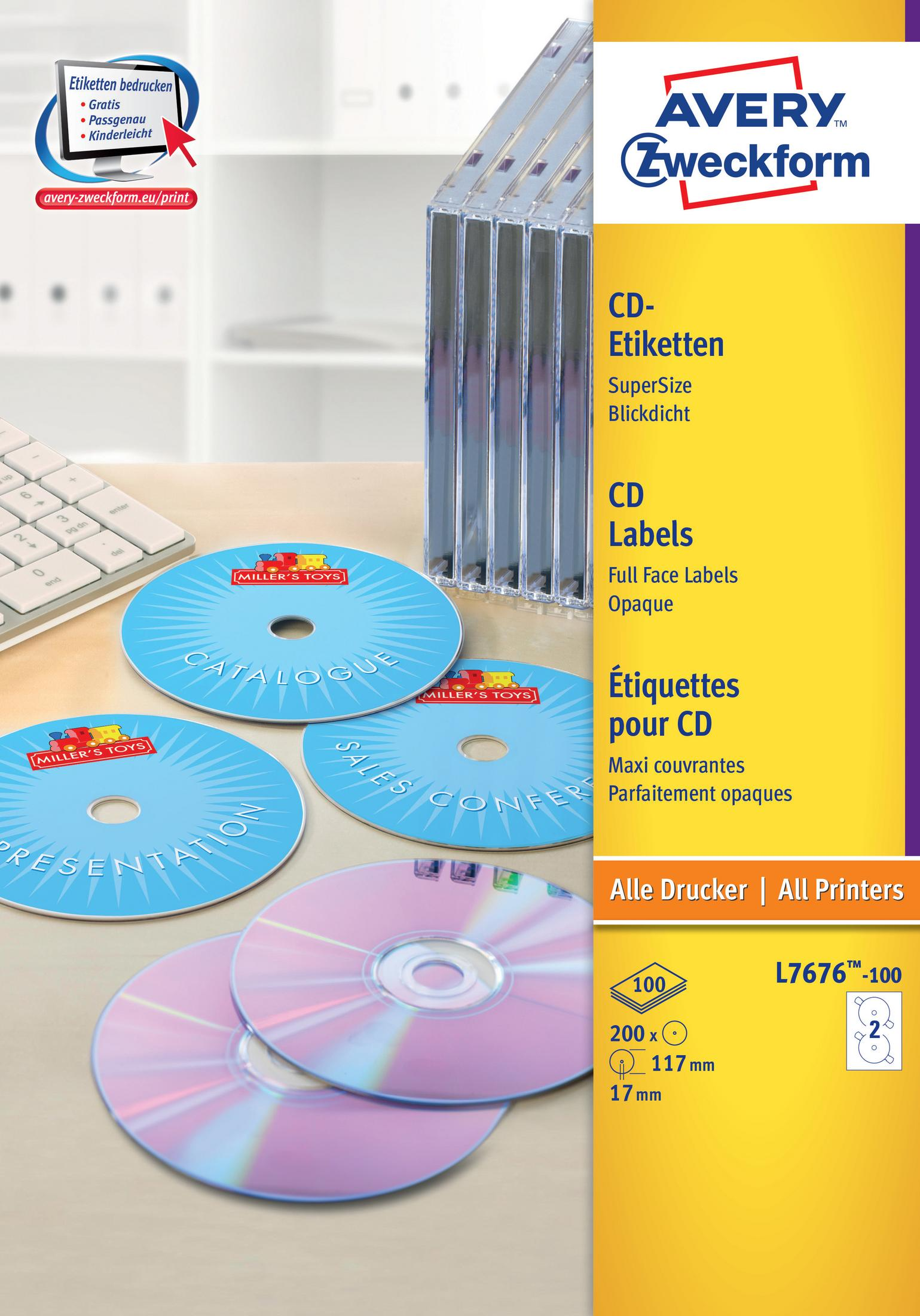 CD-Etiketten und CDs mit Text, Tastatur auf einem Holzschreibtisch mit Verpackung.