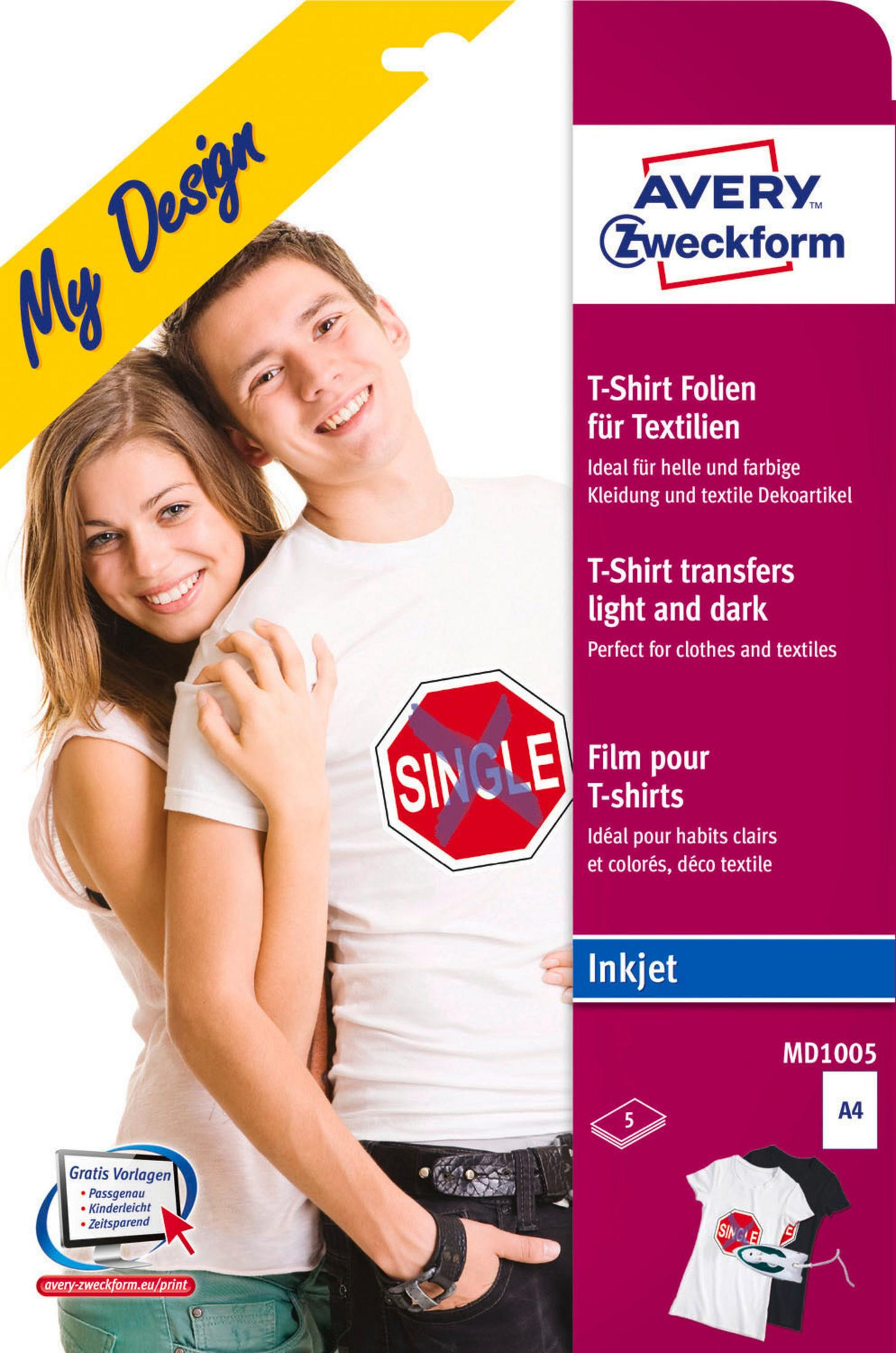 Mann und Frau lächeln, halten eine T-Shirt-Transferfolie mit Grafik.