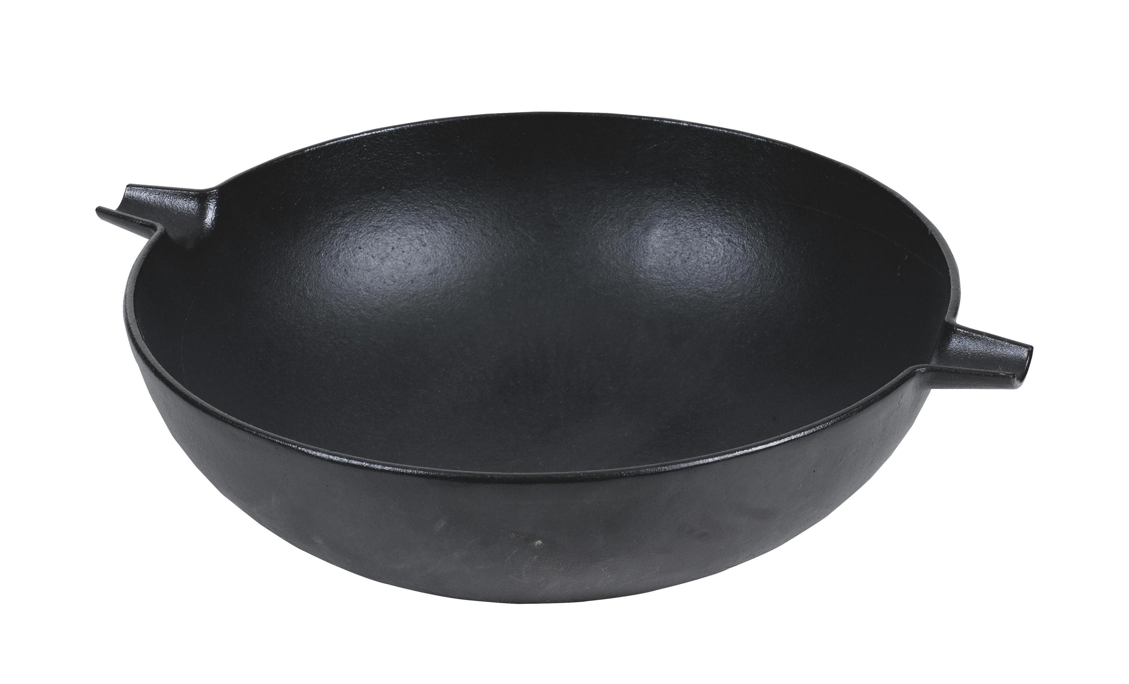 Eine schwarze Kochpfanne aus Gusseisen im Wok-Stil mit Griffen an jeder Seite.