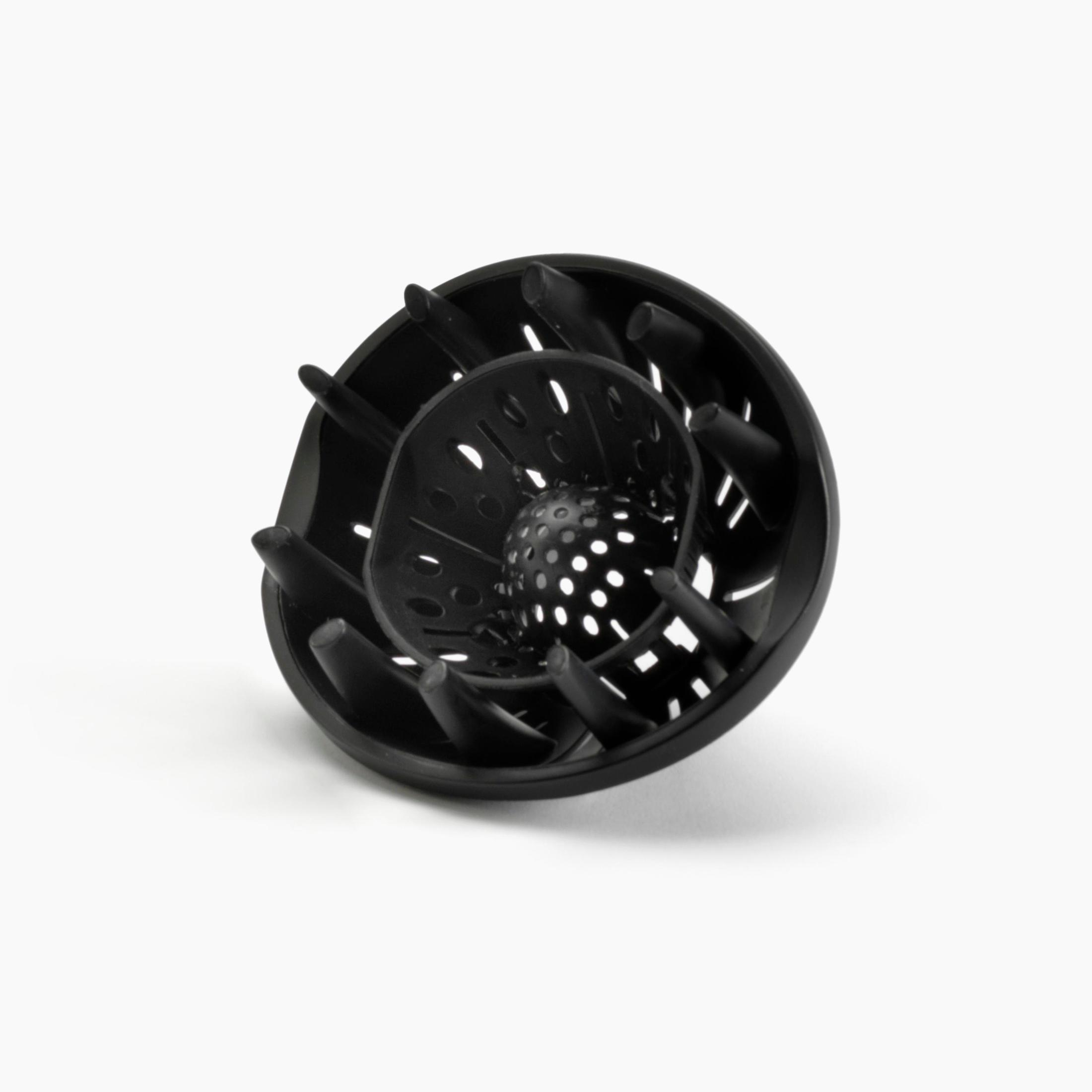 Czarny dodatek do suszarki do włosów z wieloma otworami i zaokrąglonym kształtem.