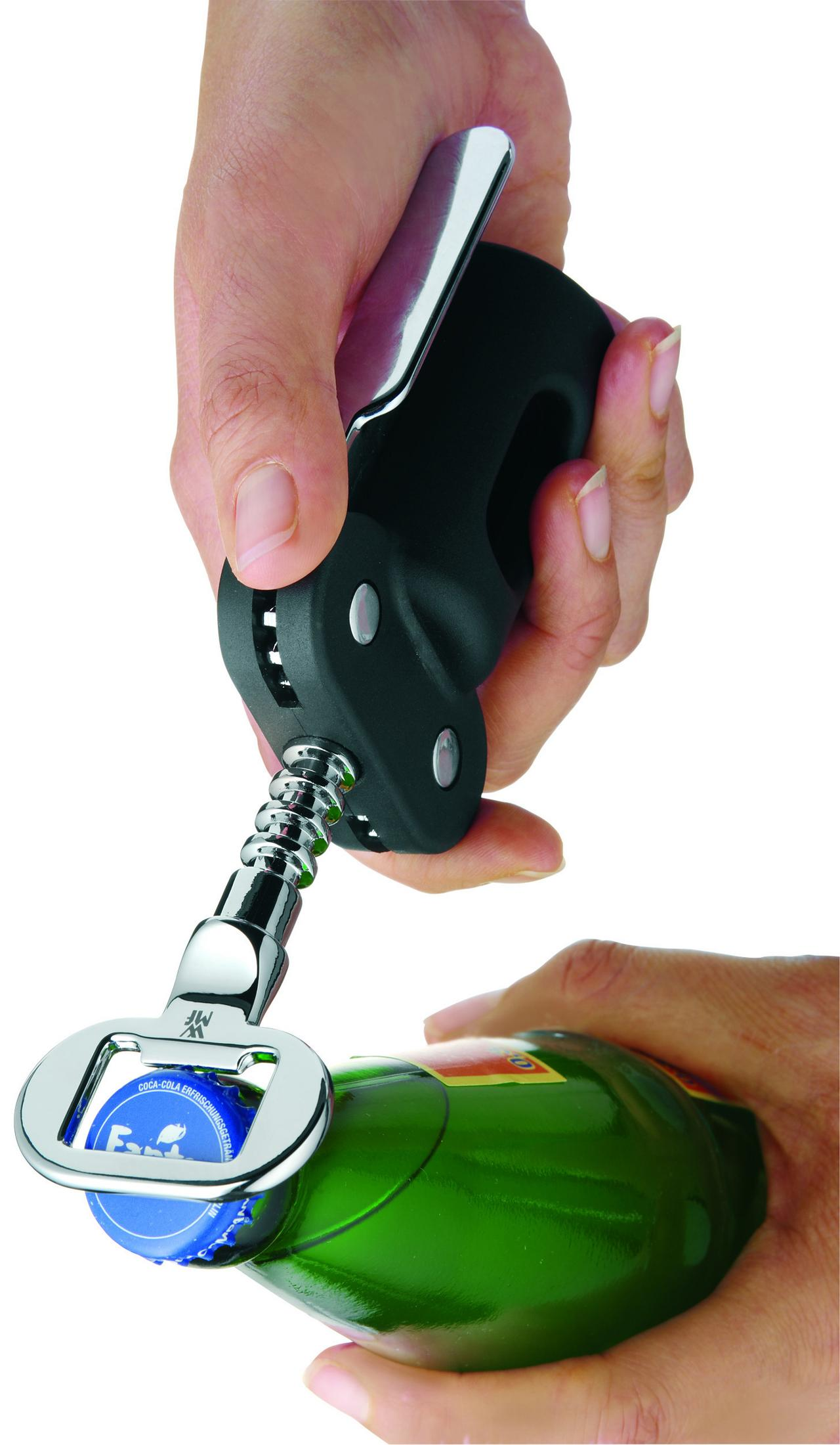 Hände, die einen schwarzen und silbernen Korkenzieher benutzen, um eine grüne Flasche zu öffnen.