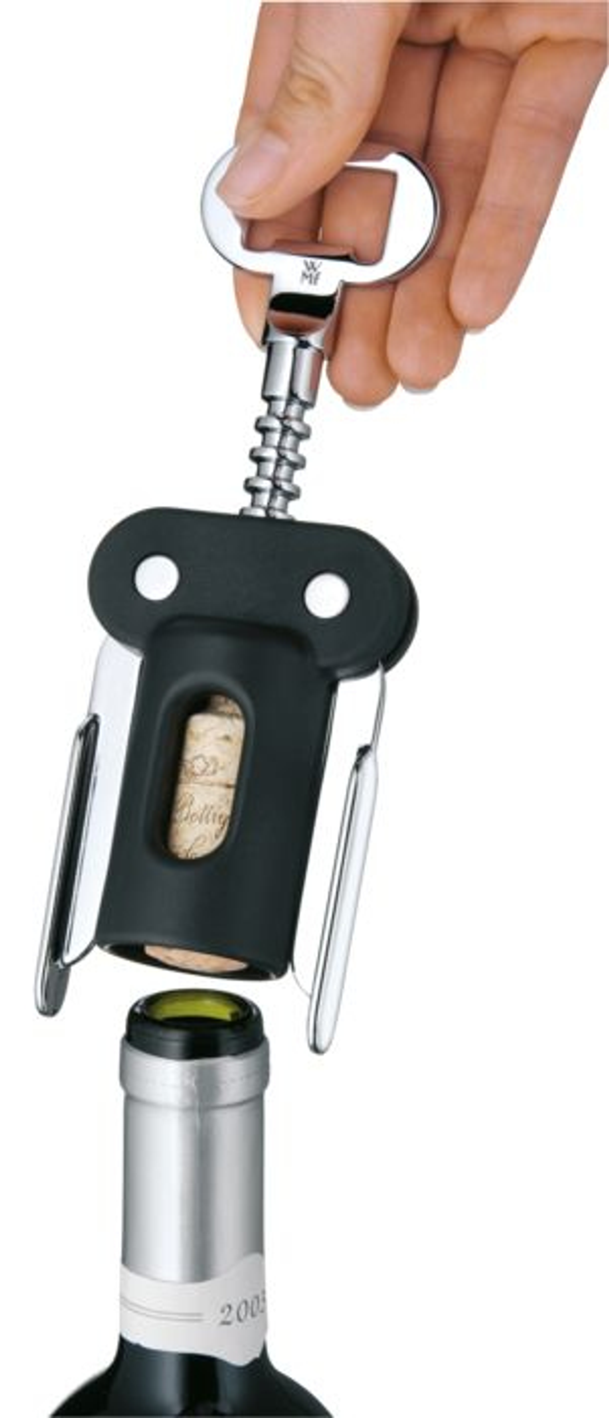 Person öffnet Weinflasche mit Korkenzieher, weißer Hintergrund.