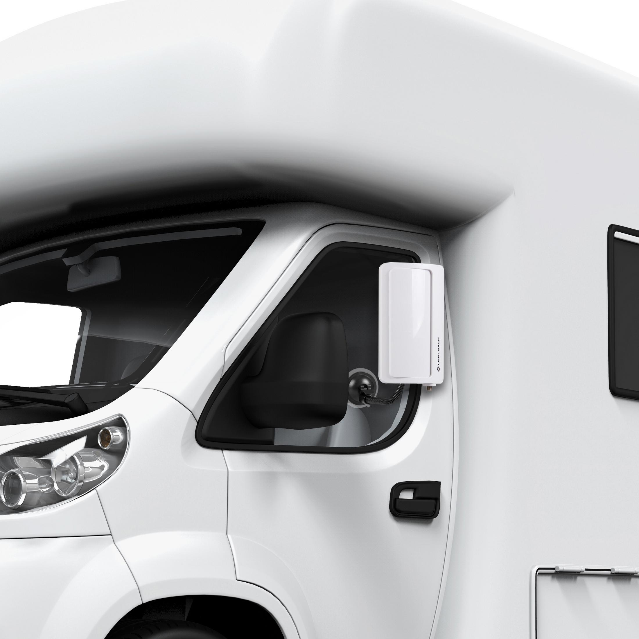 Weiße Wohnmobilseite mit Spiegel. Schwarzes Fenster und Türgriff. Weißer Hintergrund.