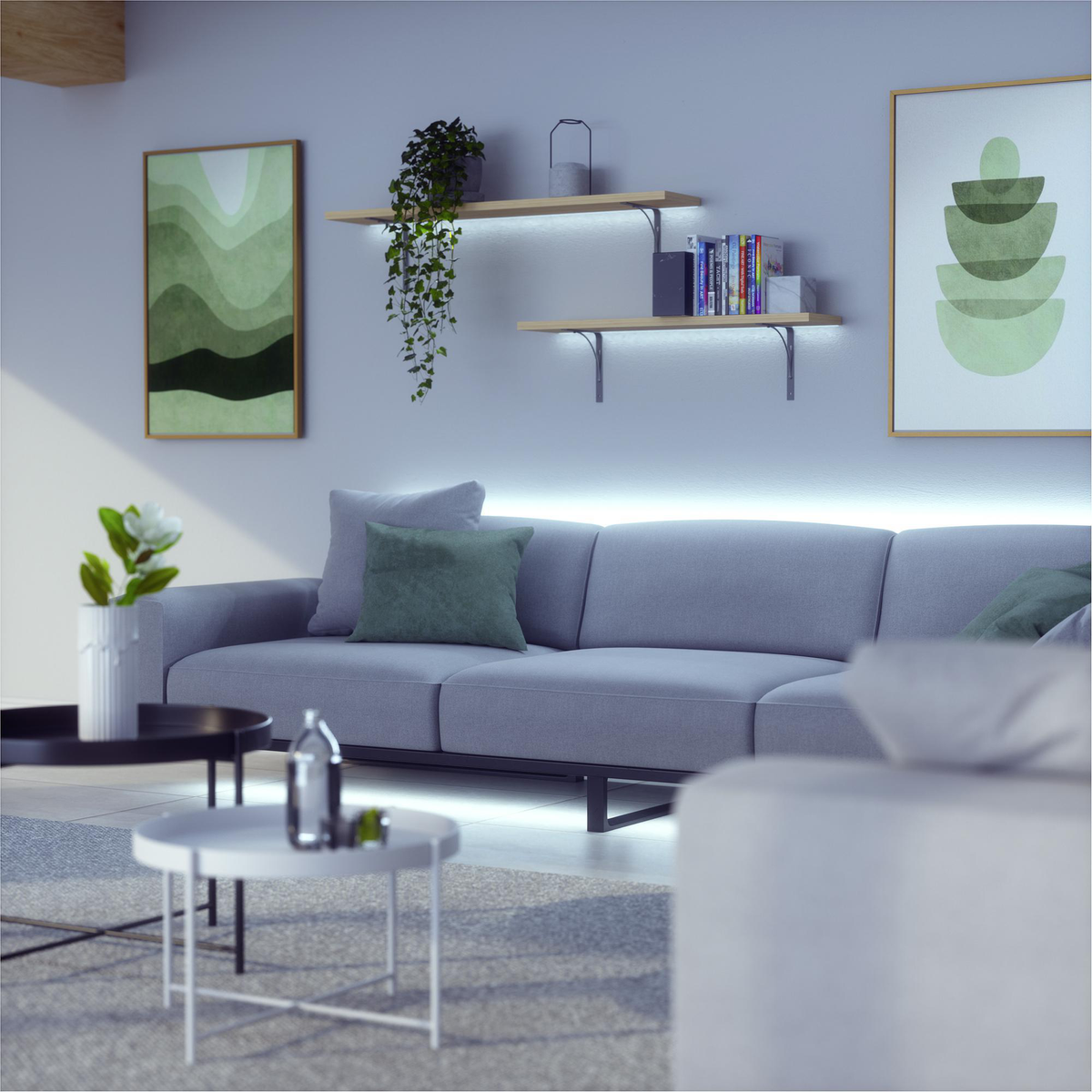 Ein Wohnzimmer mit grauem Sofa, Regalen und Kunstwerken. Es gibt einen runden Tisch und eine Vase mit Blumen.