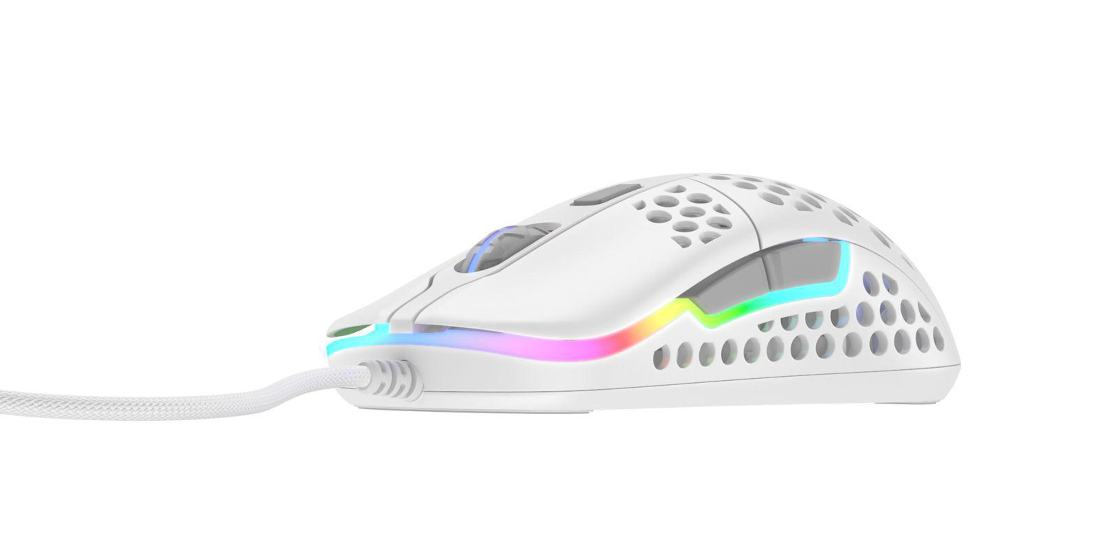 Un mouse da gioco bianco con design a nido d'ape, illuminato con colori arcobaleno, su bianco.