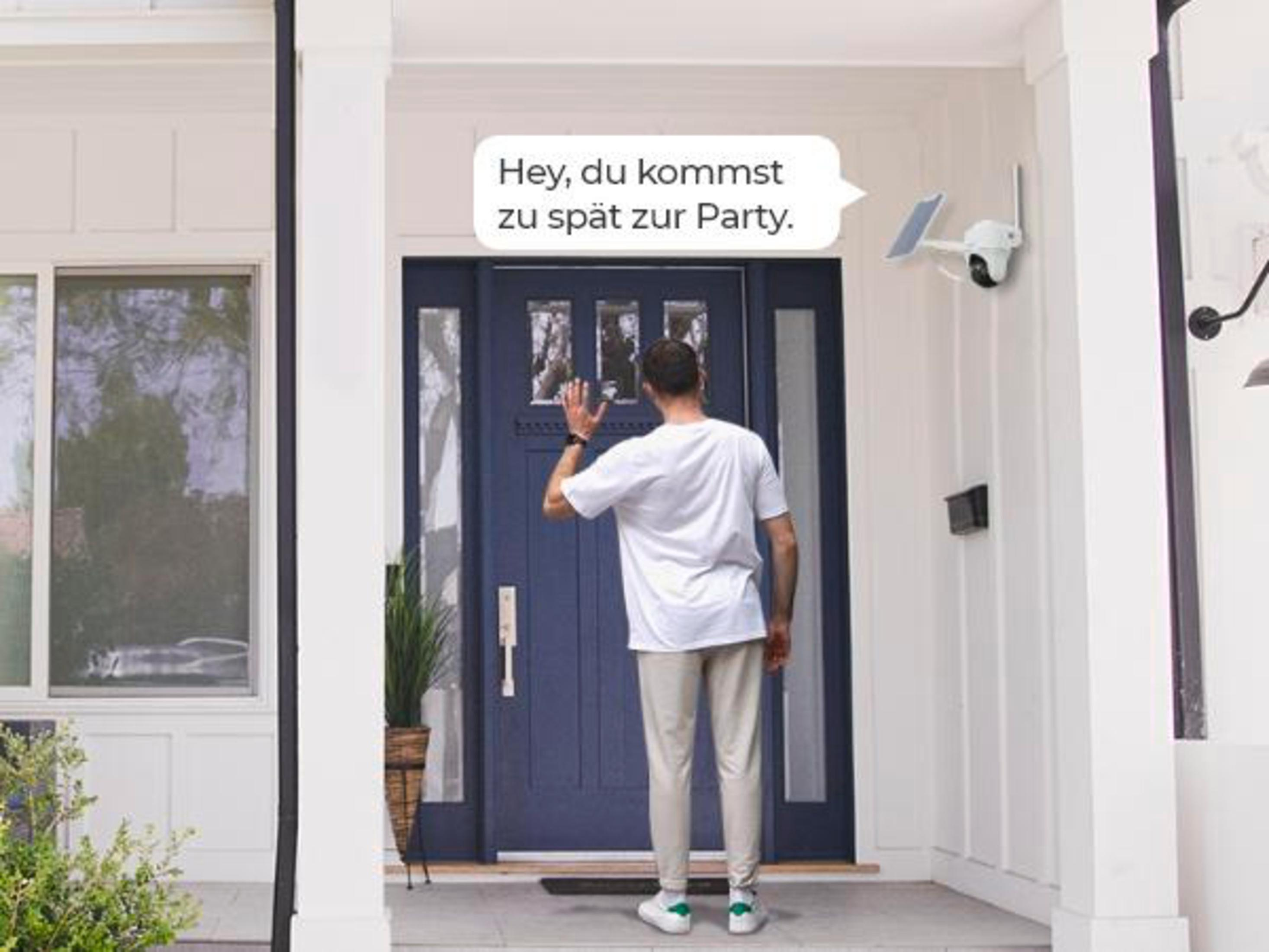 Mężczyzna macha do drzwi z kamerą bezpieczeństwa. Dymek mówi: 'Spóźniłeś się'.