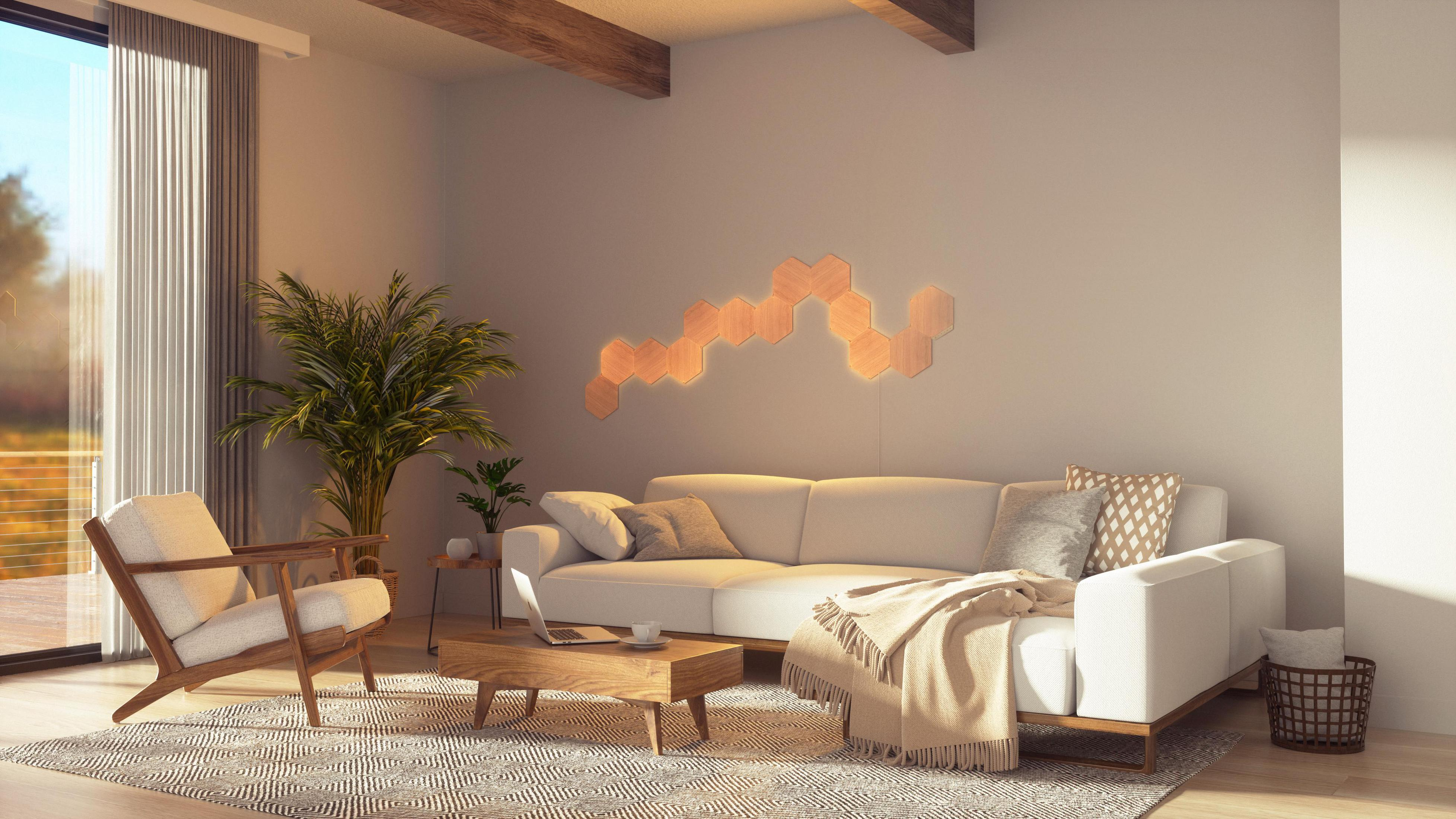 Soggiorno con divano bianco, mobili in legno e parete luminosa.