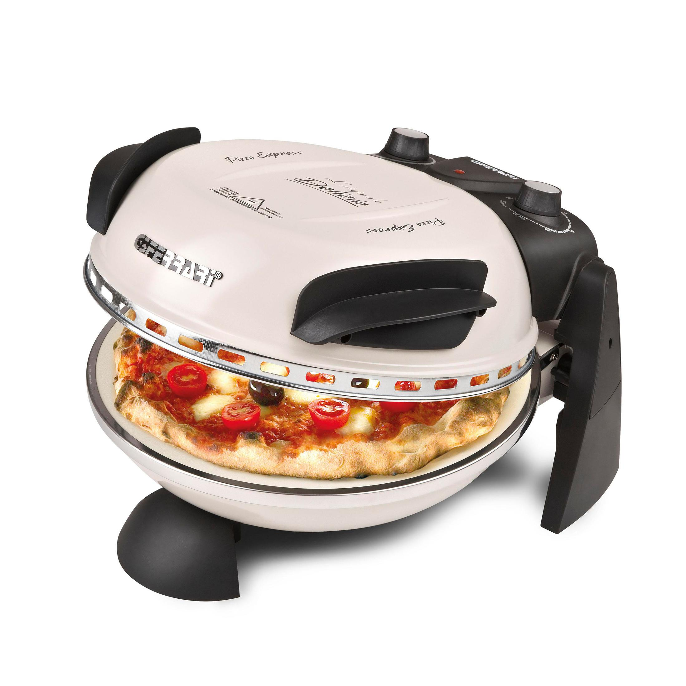Pizzaofen mit Pizza darin. Weißer Hintergrund.