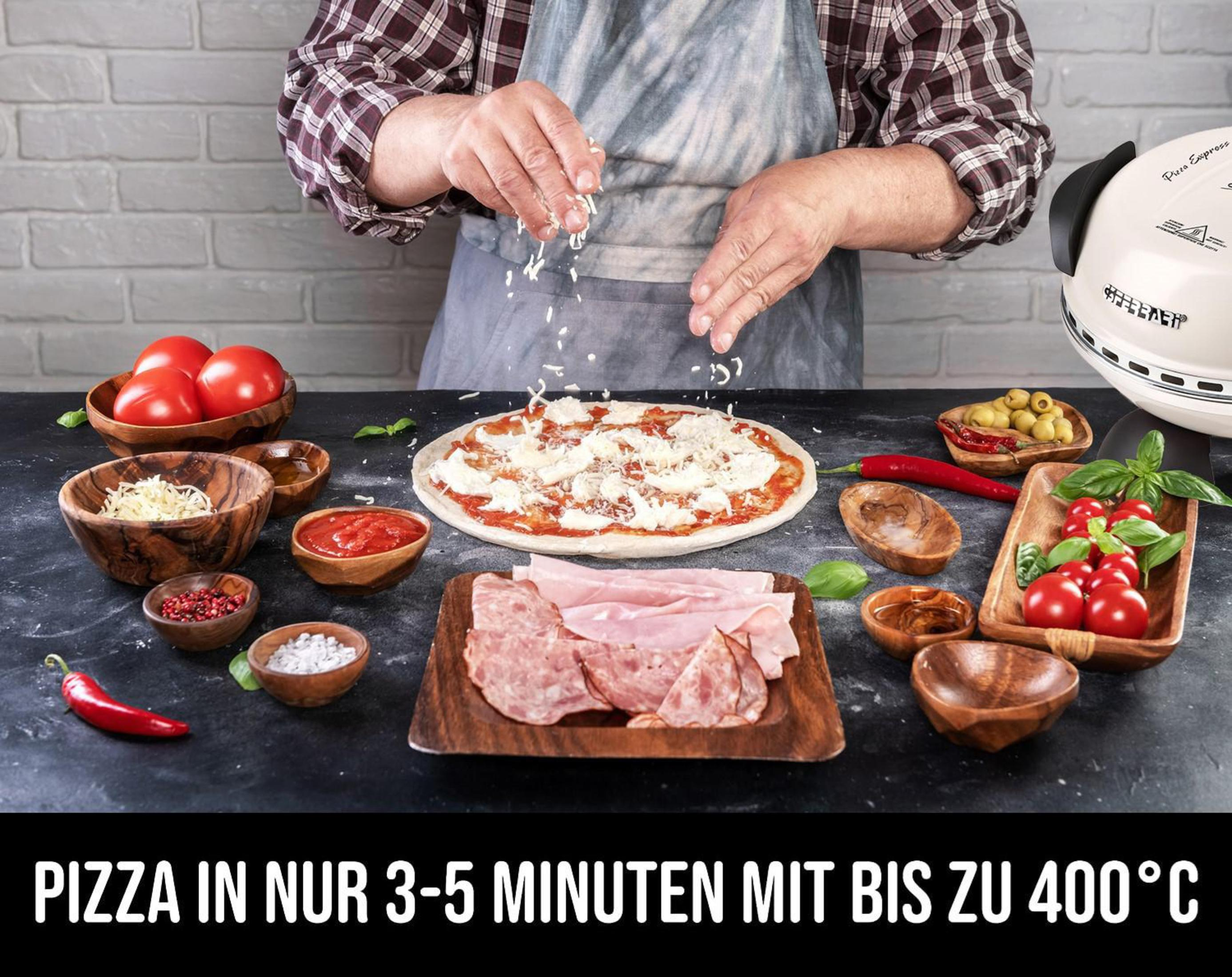 Eine Person bestreut Pizza mit Käse, umgeben von Zutaten und einem Pizzaofen.