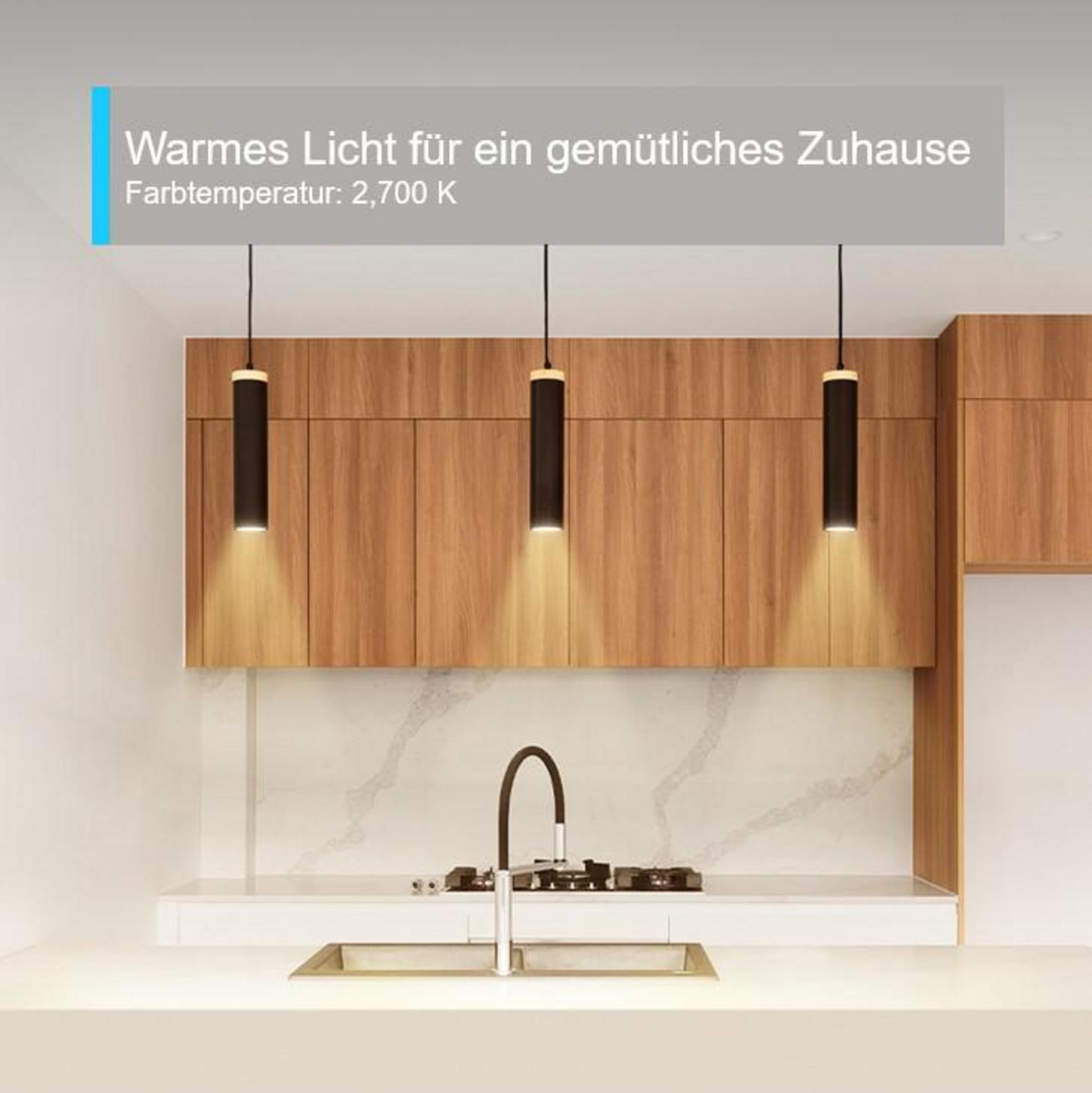 Drei schwarze Pendelleuchten mit warmem Licht über einer Arbeitsplatte mit Wasserhahn.