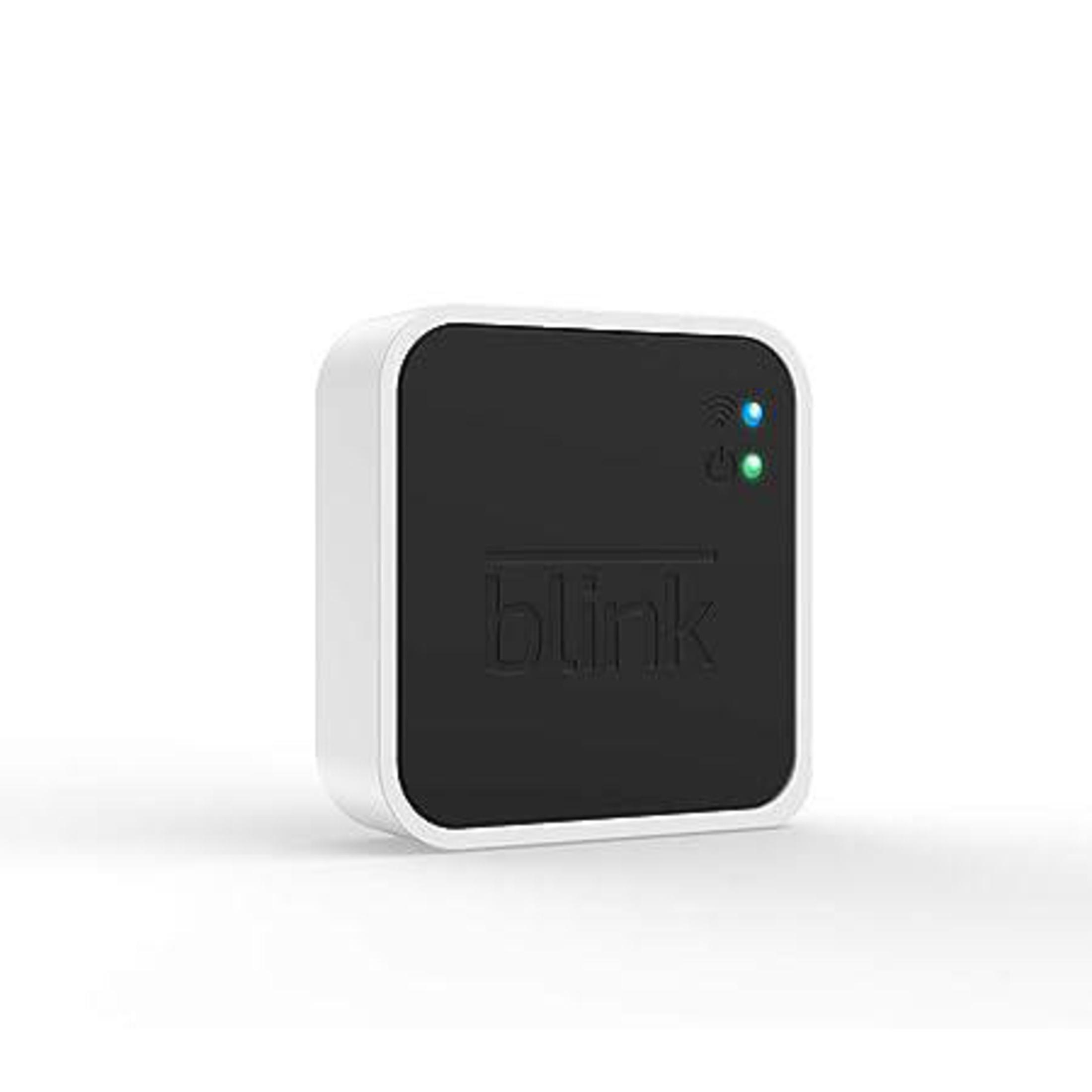 Schwarz-weißes quadratisches Gerät mit der Aufschrift 'blink' und zwei grünen und blauen Lichtern.