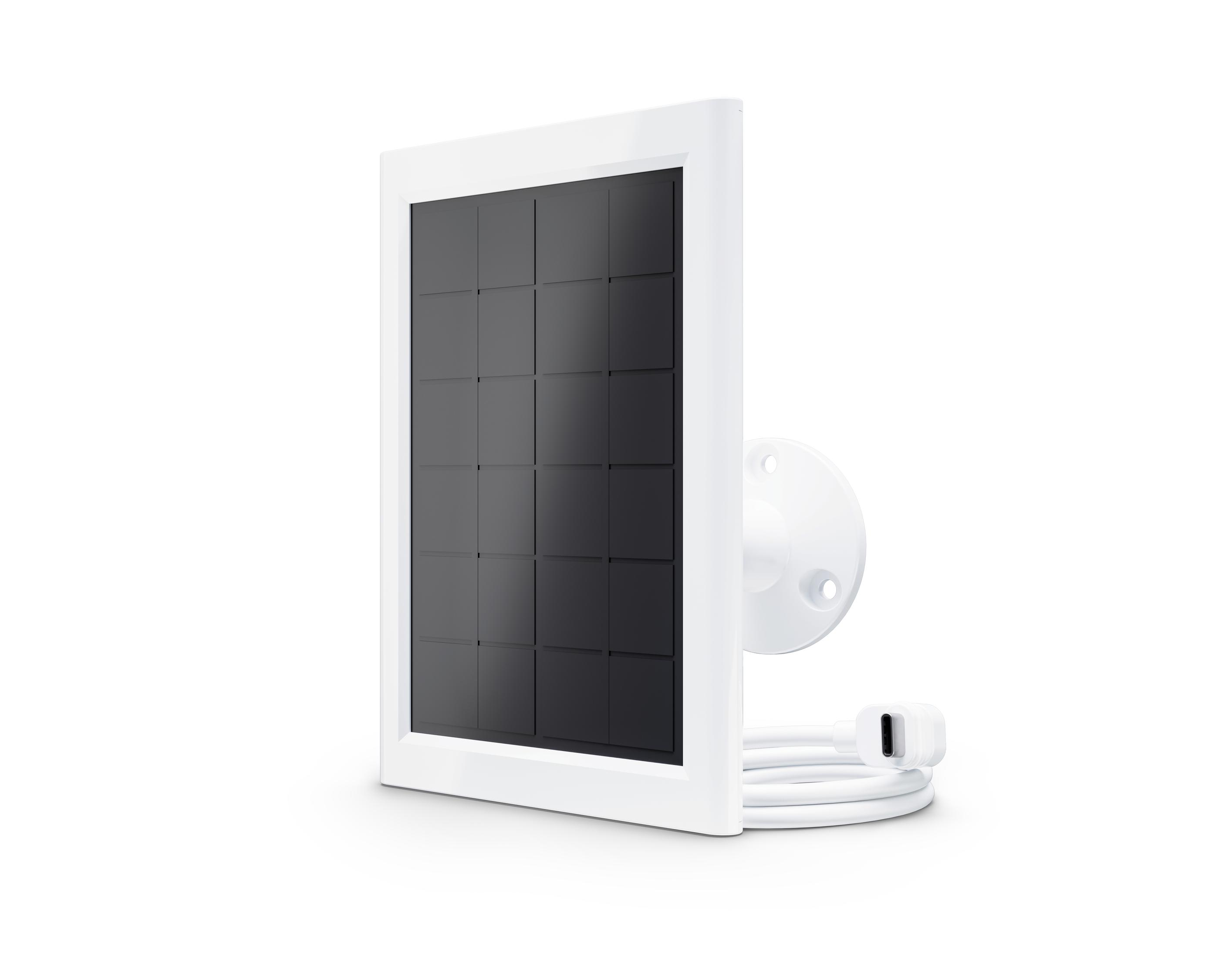 Weißes Solarpanel mit weißem Rahmen und weißem Kabel, vor weißem Hintergrund.