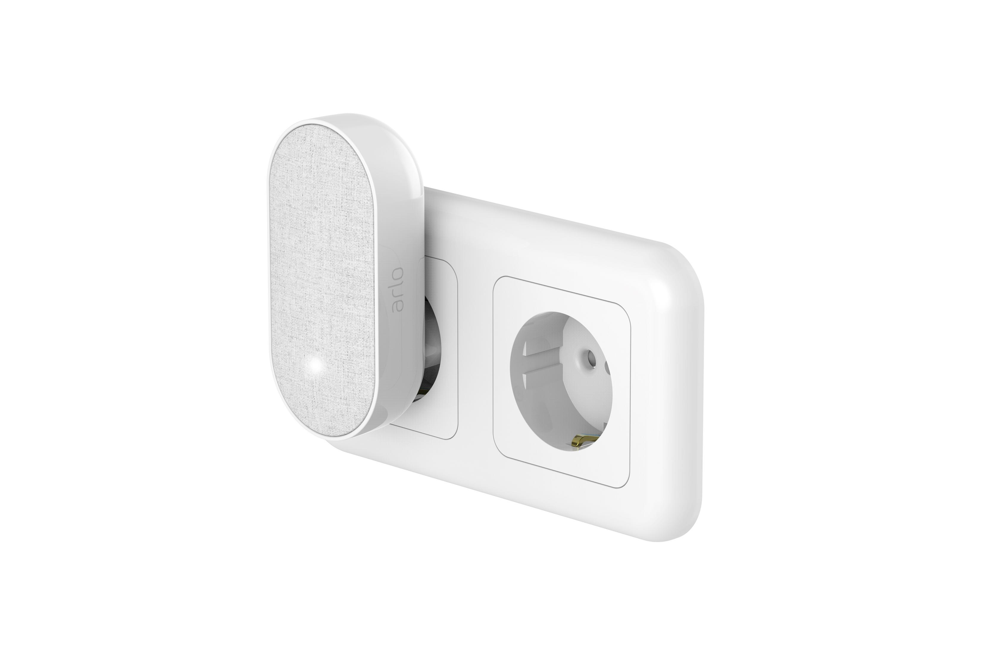 Weißes Arlo Smart-Home-Gerät, das in eine doppelte europäische Steckdose gesteckt ist.
