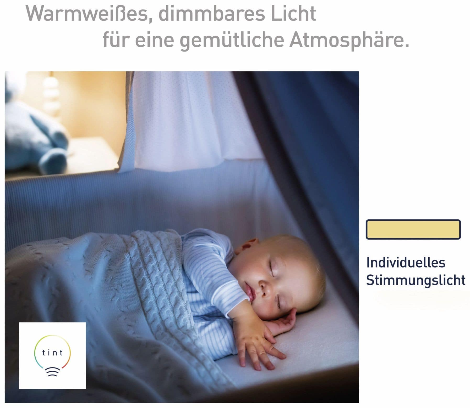 Ein Baby schläft in einem Kinderbett, mit dem Text 'Warmweißes, dimmbares Licht für eine gemütliche Atmosphäre'.