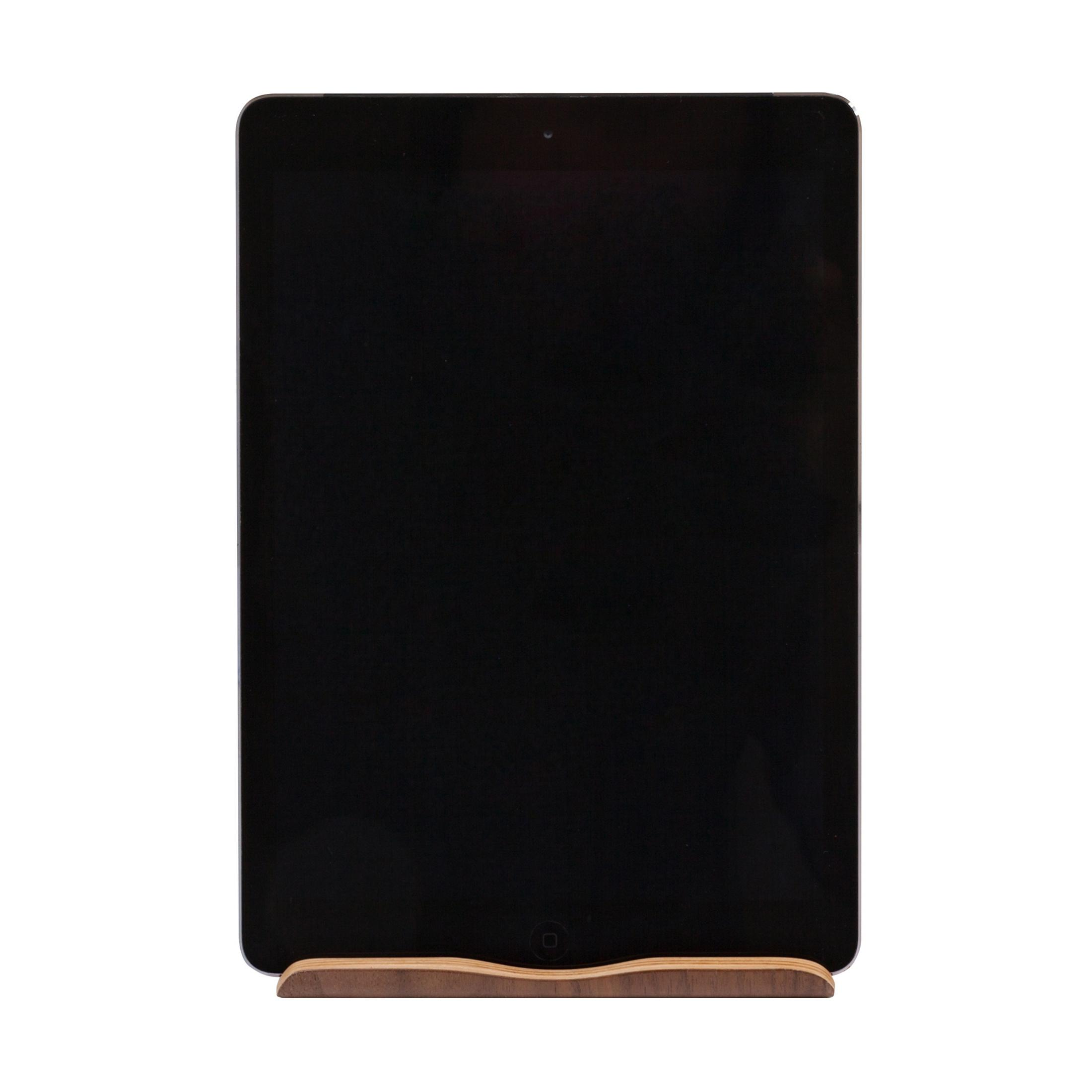 Ein schwarzes Tablet steht auf einem Holzständer. Der Bildschirm ist schwarz, die Ränder silber.
