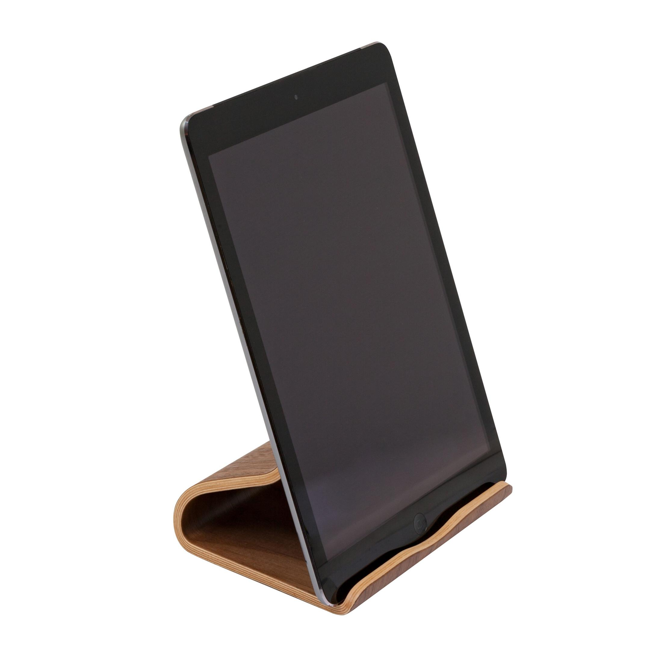 Tablet auf einem Holzständer. Der Bildschirm ist schwarz, der Ständer hat ein gekrümmtes Design.